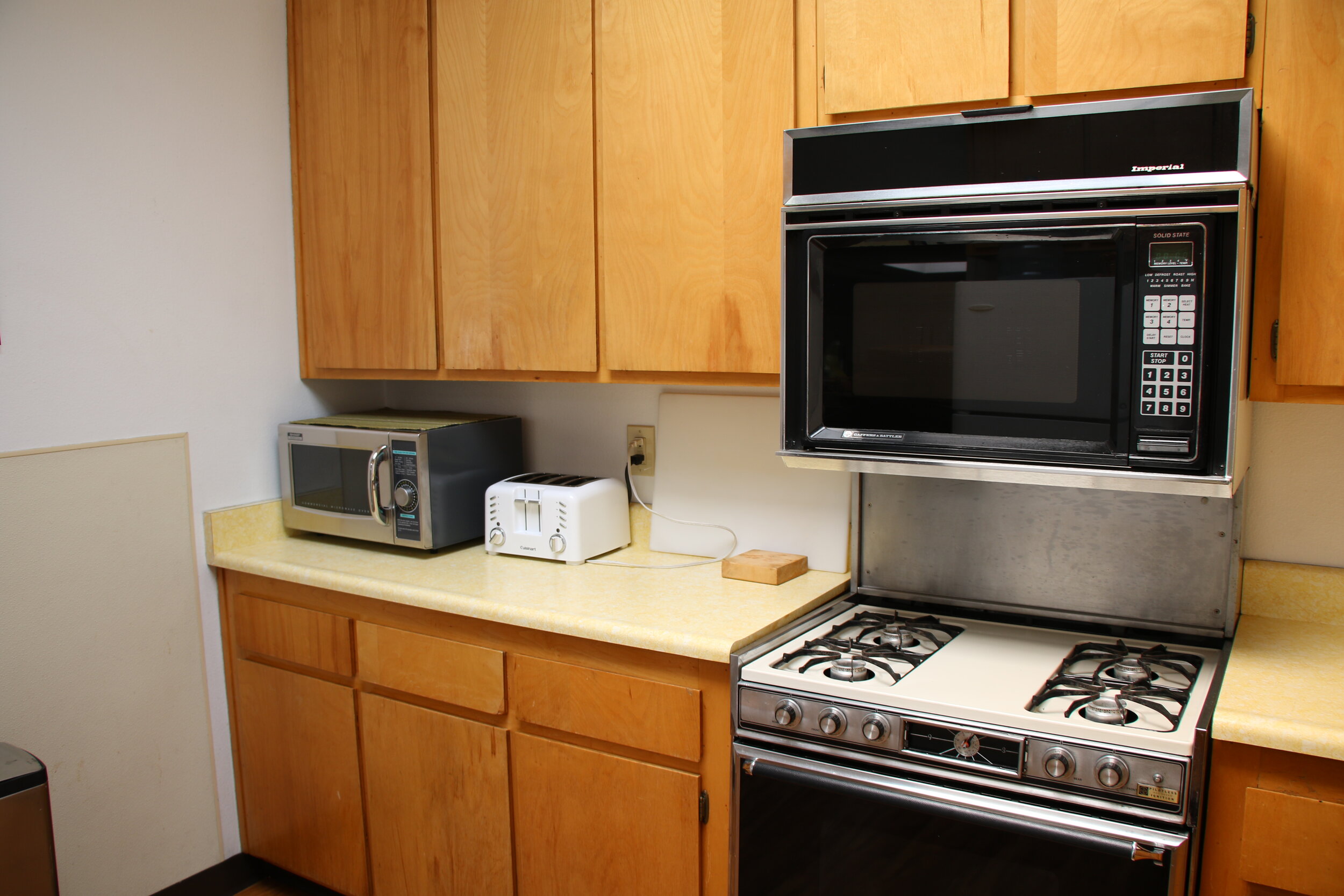 The Lestonnac Retreat Center provides groups with a small kitchen for food preparation. For larger groups, a catering service can
be coordinated.