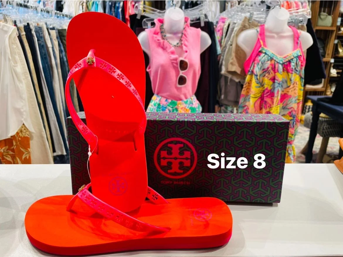 Happy Saturday! We are open until 4pm today.  Lots of new arrivals and discounted items!

#consignmentshopdeale #sidewalksale #purses #outfitinspiration #deale #secondhandfirst #Deale #shopsouthcounty #theblueherondeale #secondhandclothes #secondhand