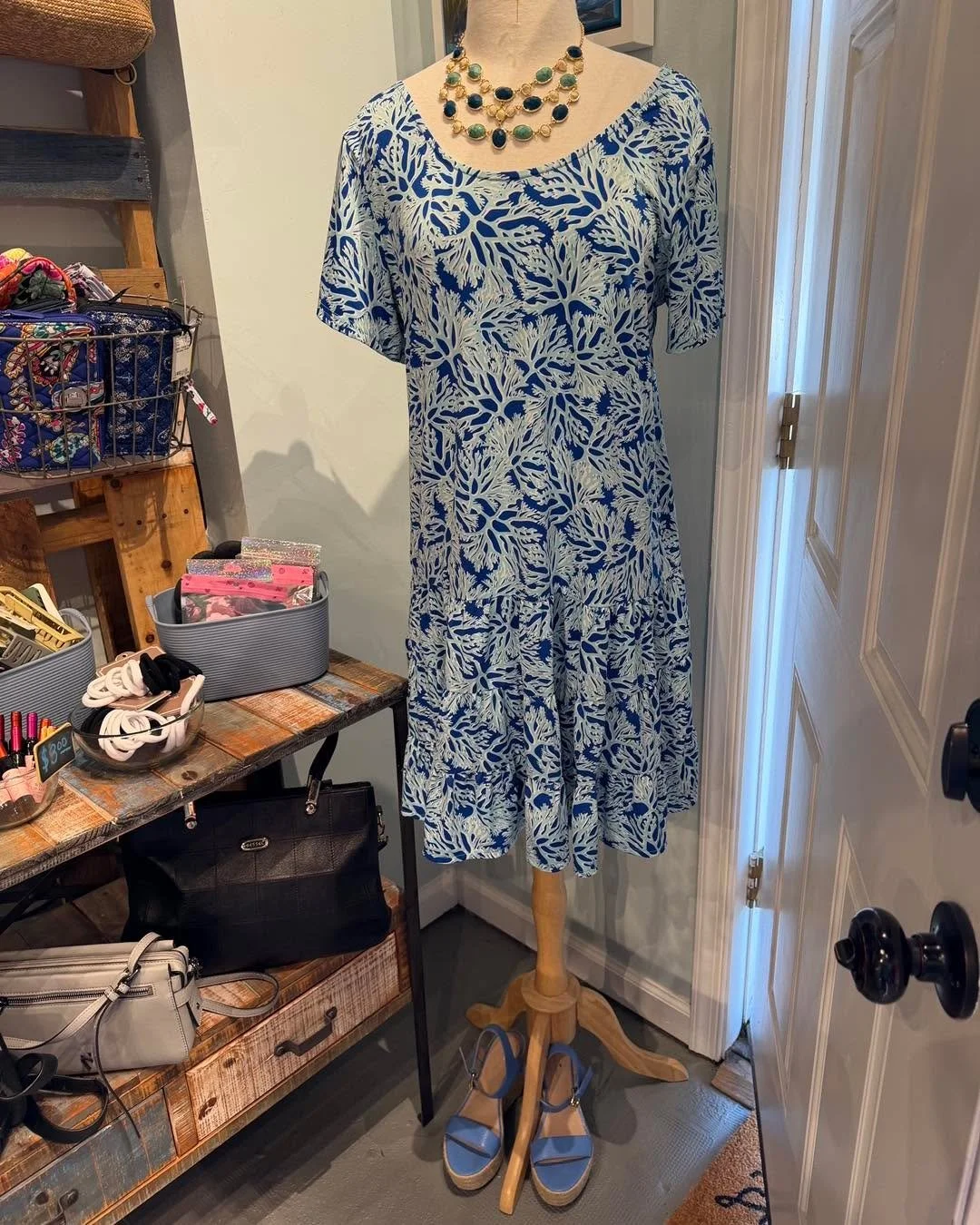 Open today until 4pm with outfit inspiration for the week ahead!

#consignmentshopdeale #sizzlingsummersale #deale #Deale #theblueherondeale