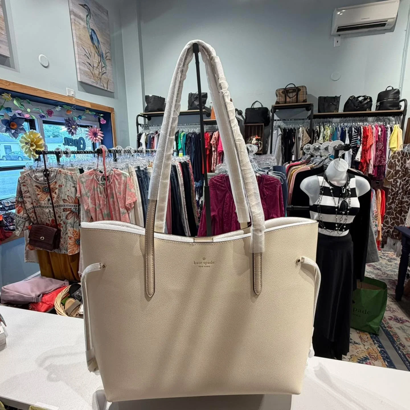 Happy Saturday!  It&rsquo;s going to be a great day to get out and SHOP!  Here are a few beautiful bags, all new with tags!  Stop in and treat yourself!

#fallfashion #fall #consignmentshopdeale #sizzlingsummersale #sidewalksale #purses #deale #Deale