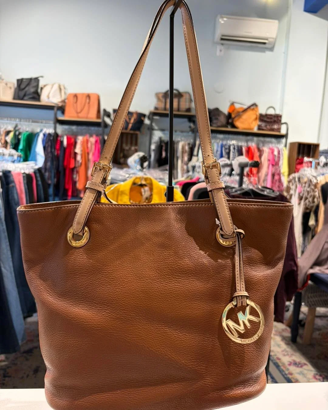 Sunday Snapshots of items you might have missed!  Open today 12-4pm

#fallfashion #fall #consignmentshopdeale #sidewalksale #purses #outfitinspiration #deale #secondhandfirst #Deale #shopsouthcounty #secondhandseptember #theblueherondeale #secondhand