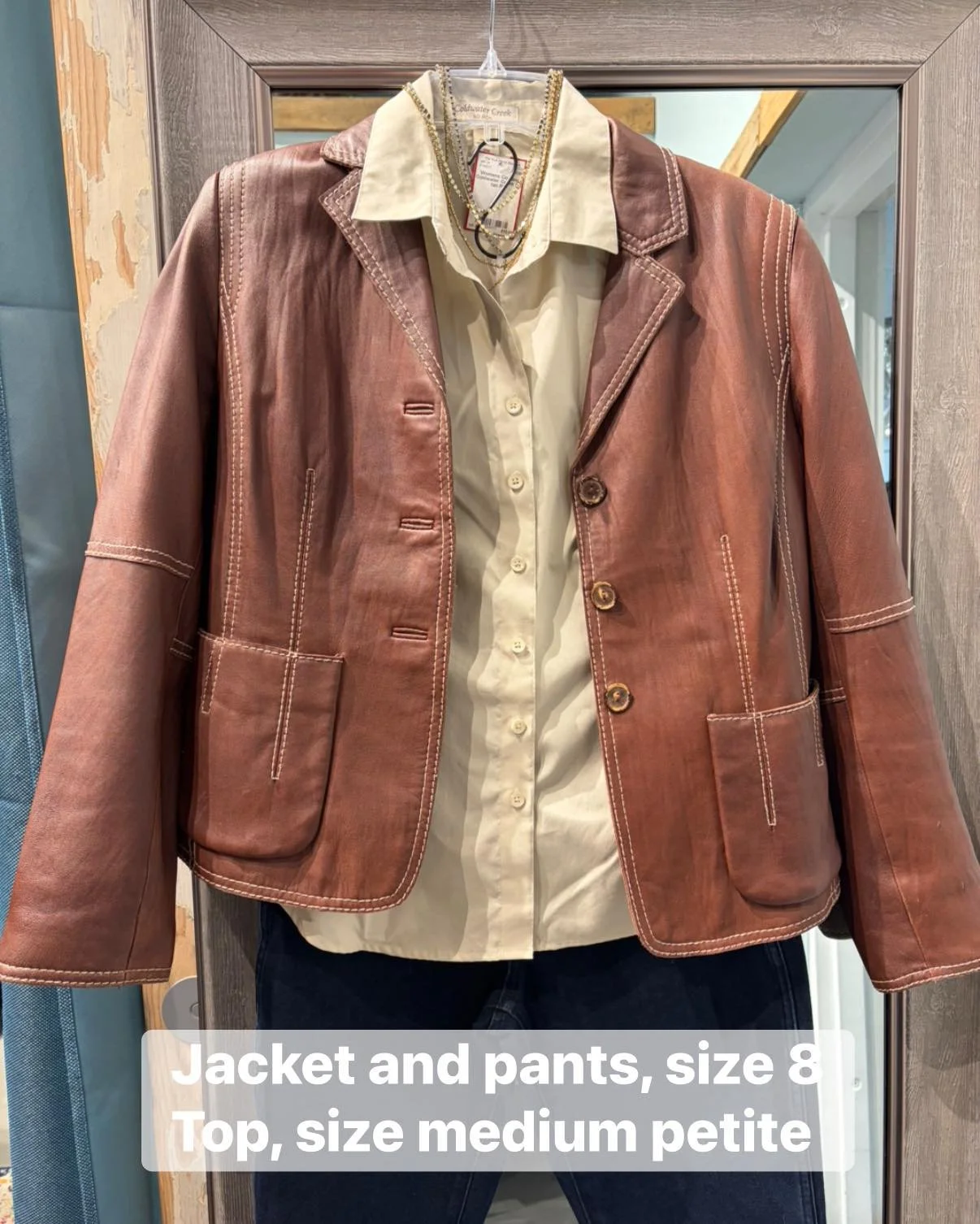 An outfit refresh in full effect! 
Open today 11am-4pm

It&rsquo;s Treat Yourself Thursday, so stop in and see what you have to have!

#fallfashion #fall #consignmentshopdeale #outfitinspiration #deale #Deale #secondhandfirst #theblueherondeale