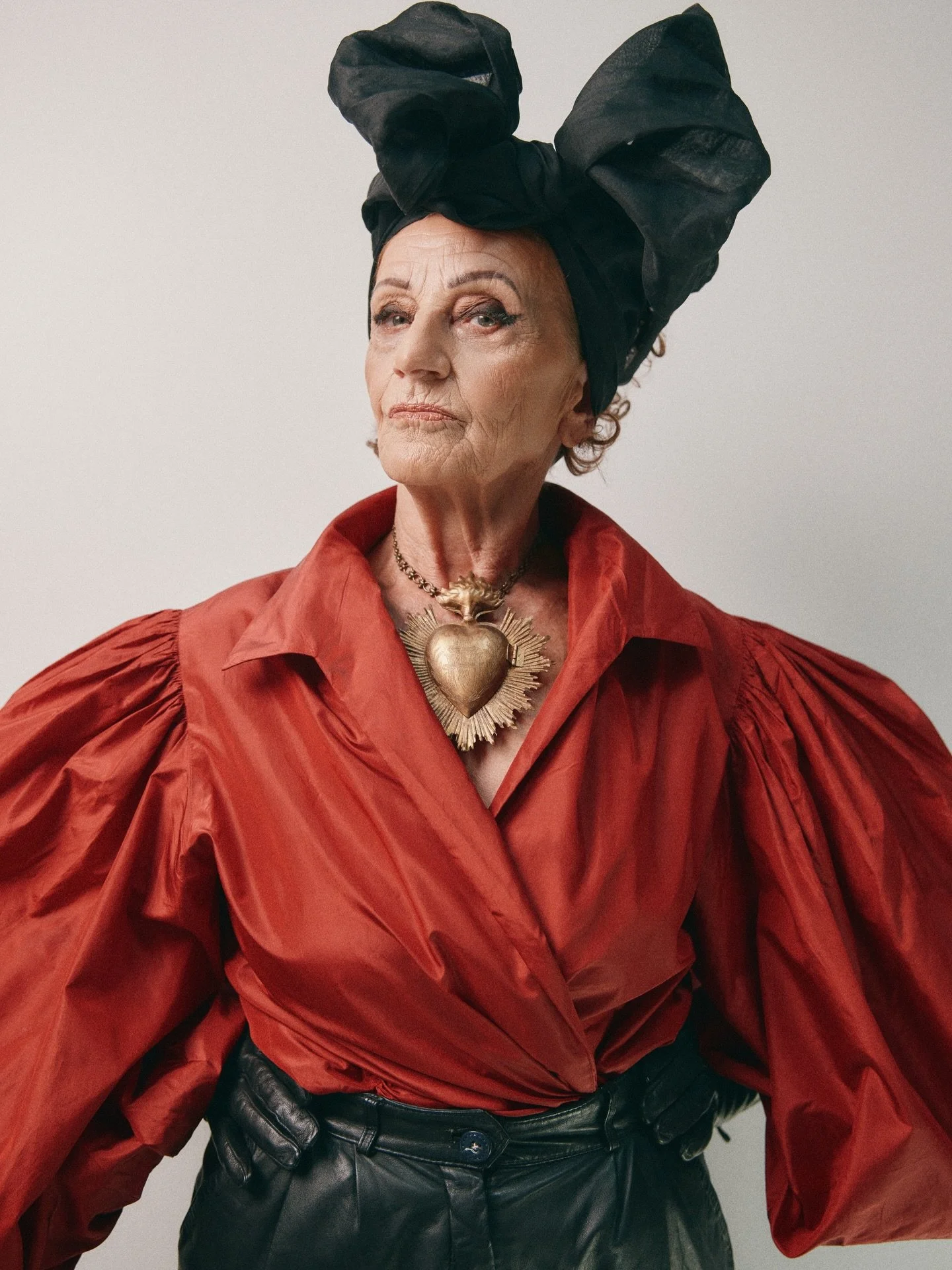 Hoje minha m&atilde;e faz 79 anos 

E eu olho pra ela com um orgulho que nem cabe em palavras.

M&atilde;e de duas, cora&ccedil;&atilde;o que sempre acolheu mais um (sim, at&eacute; genro virou filho), mulher que atravessou a vida com for&ccedil;a, c