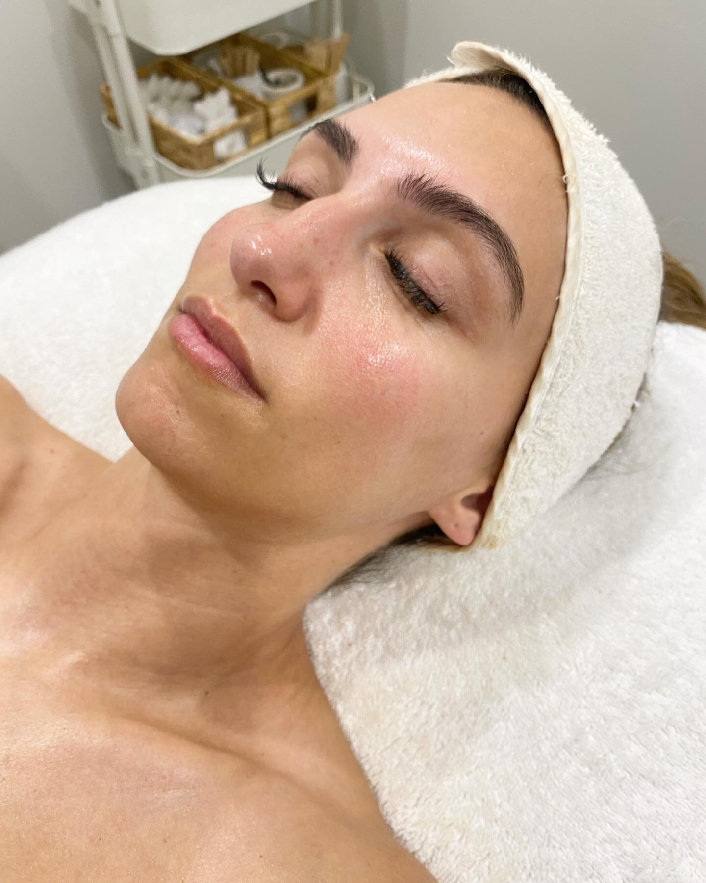 🫧The importance of monthly facials 🫧

⭐️Monthly facials help to support your at home skincare program to achieve the healthiest skin possible. 

⭐️Facials help to renew skin cells by circulating the blood flow under the skin, which then can decreas