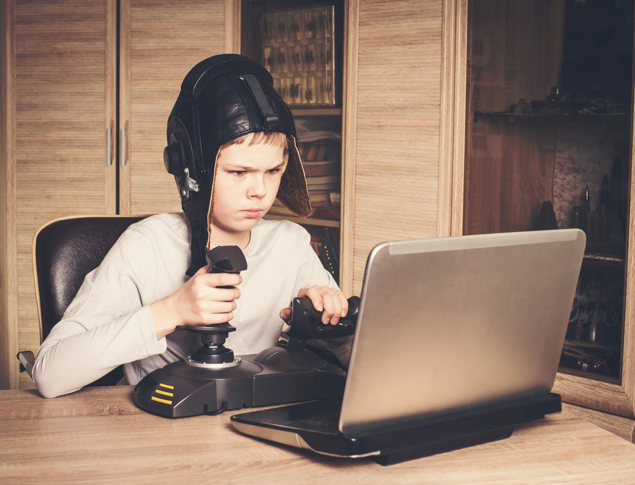 Виртуальные очки детские. Детям об интернете. Очки виртуальной реальности для детей. Ребенок в виртуальных очках. Виртуальные очки дети.