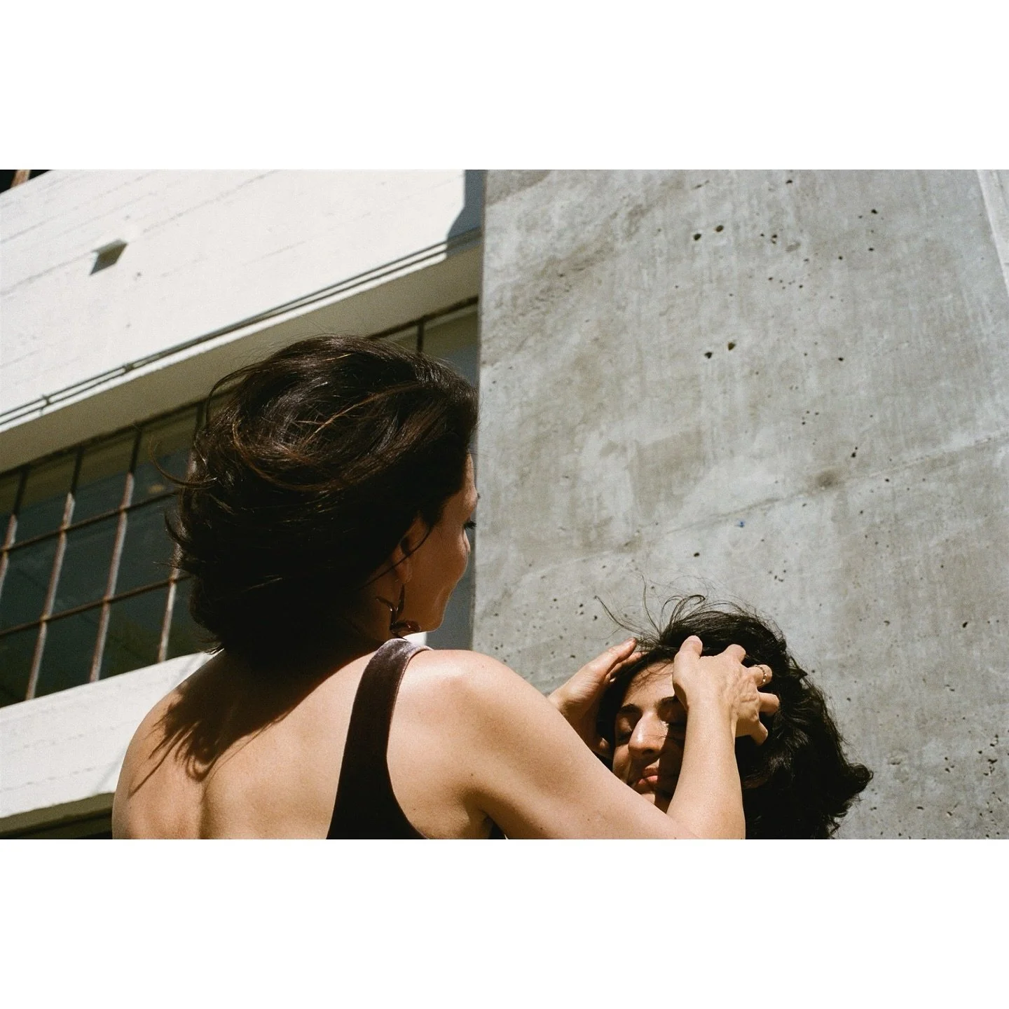 I&rsquo;ll be sharing this gallery until the end of time.
How can one family be this cool?? Love them, love these photos 🖤 mix of #35mmfilm &amp; digital
