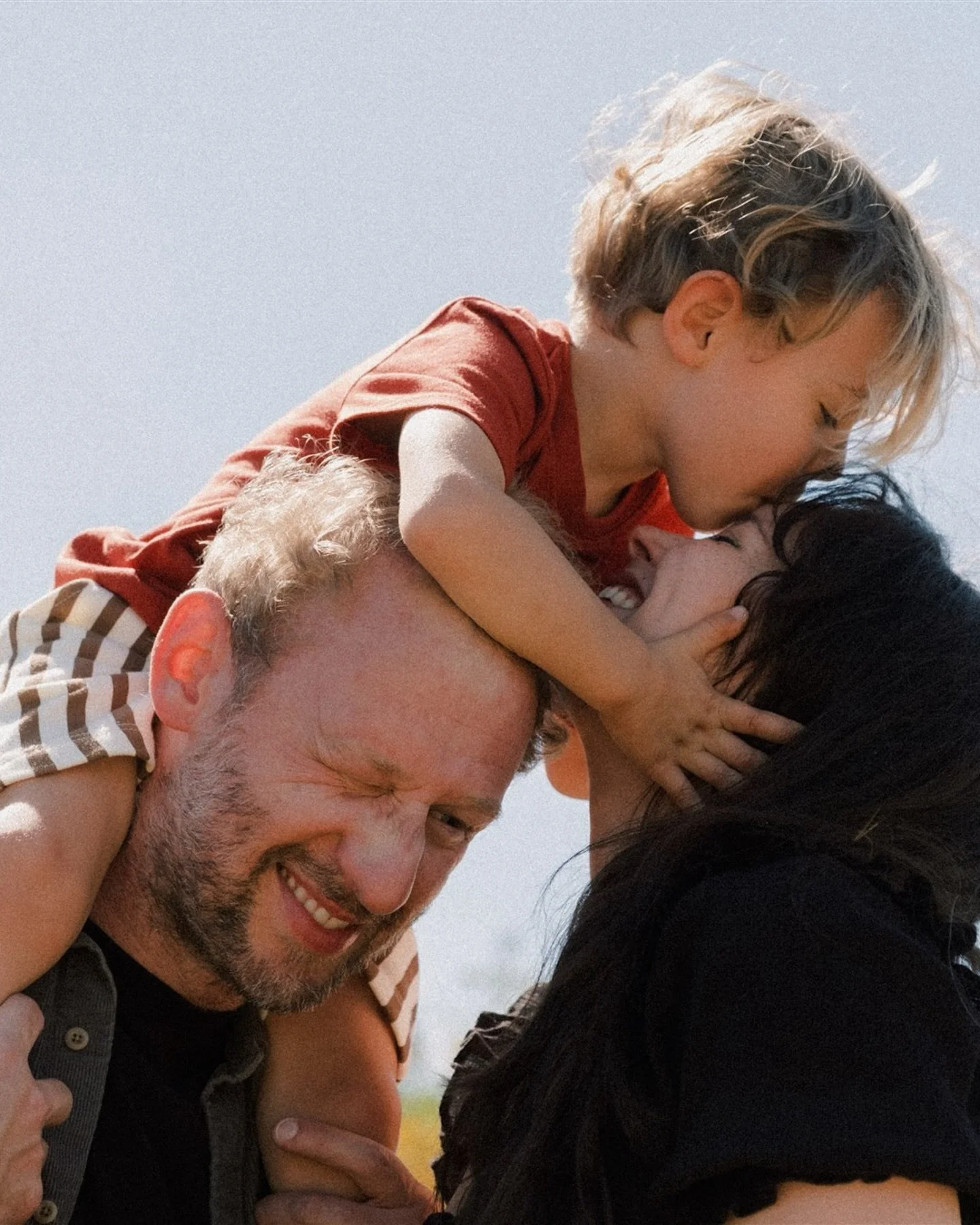 fell asleep beneath the flowers, for a couple of hours on this beautiful day ⋆｡˚🌿&bull;✧&deg;🧚🏻｡𖦹⋆✧&deg;.
A daydream of a morning session with @elliot.walters family - loooove this location!