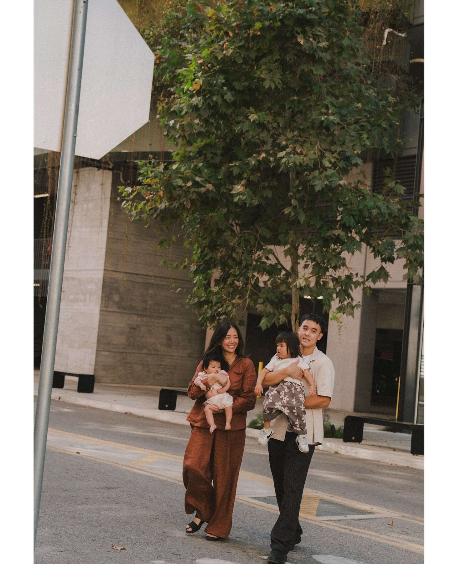 I adoreee how light bounces off glass buildings &amp; cement doesn&rsquo;t look so harsh when love softens the city. Family sessions don&rsquo;t always have to run towards nature, sometimes a pavement is enough 🩶