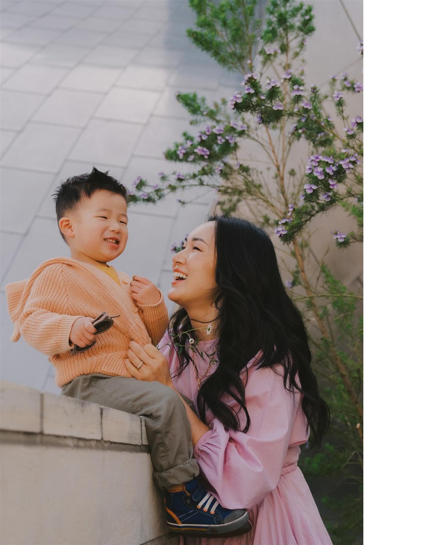 Spring time is the best time for family photos!!🪻🌼 flowers are in bloom and everything is green, locations are less crowded, and it&rsquo;s not too hot. Would you do a spring session or do you prefer the Fall for annual photos?