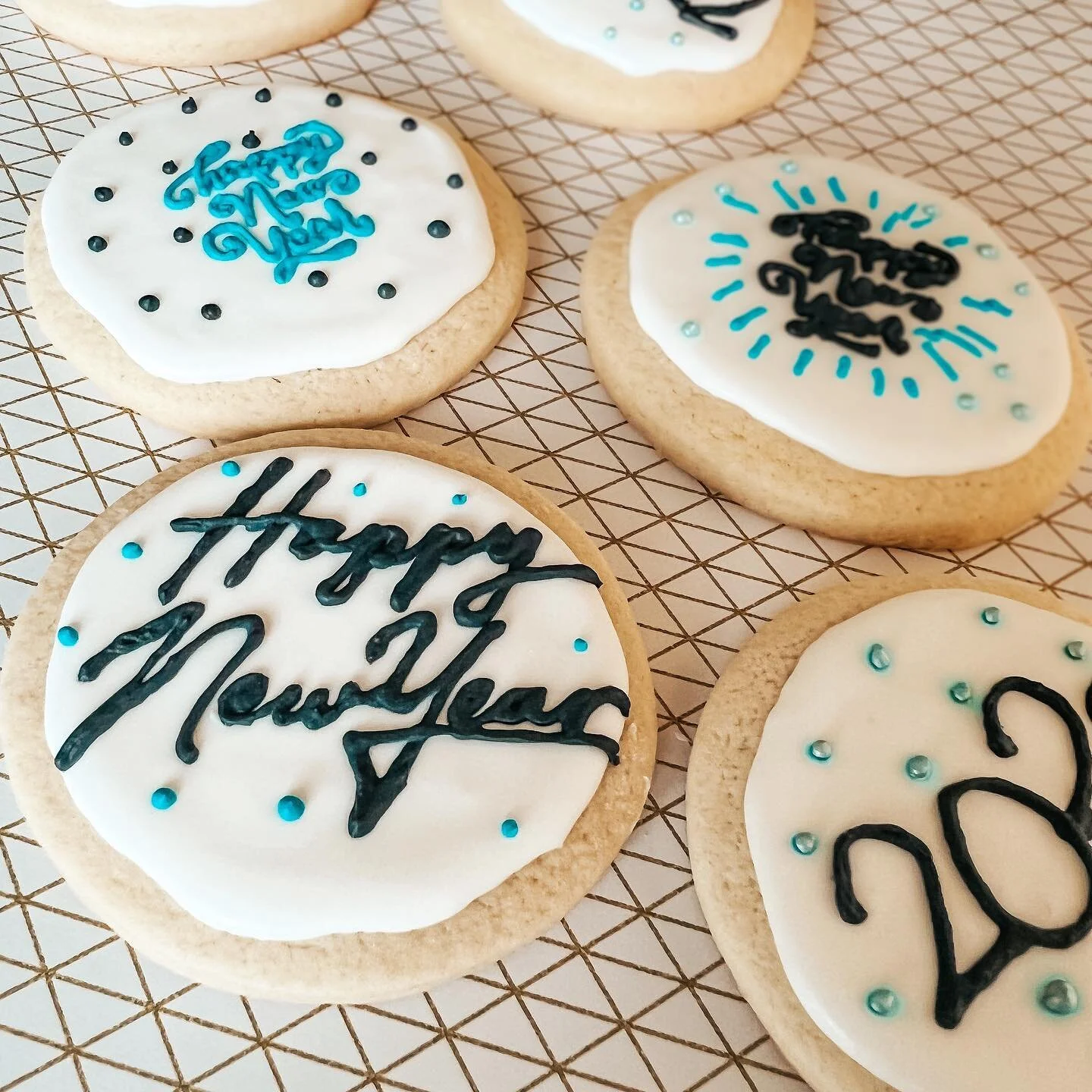 🥳ICYMI it&rsquo;s 2022!🥳 What New Year resolutions do you have? &hellip; ours would be to eat more cookies. Not a bad idea for us. Lol
.
.
.
.
#cookies #cookiesofinstagram #cookieoftheday #newyear #2022 #newyearresolution #feeling22 #happynewyear #