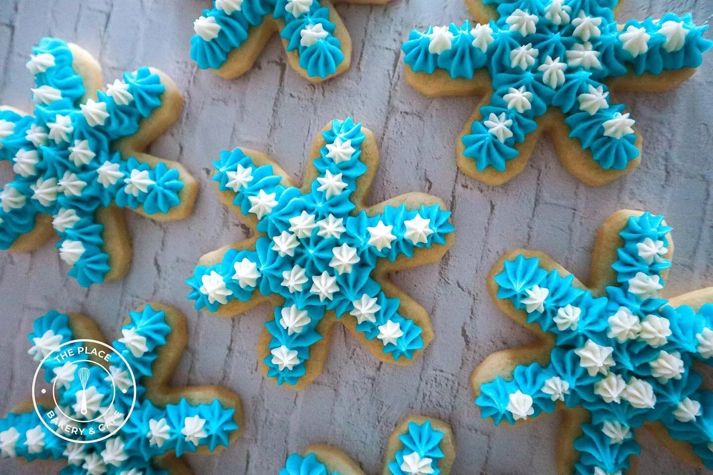The holidays are coming to an end 😭 but at least we can still enjoy what's left of our Christmas cookies.
.
📸 custom holiday Christmas cookies with buttercream frosting 🤤
.
.
.
.
#theplace #theplacesandiego #theplaceoceanside #sandiego #oceanside 
