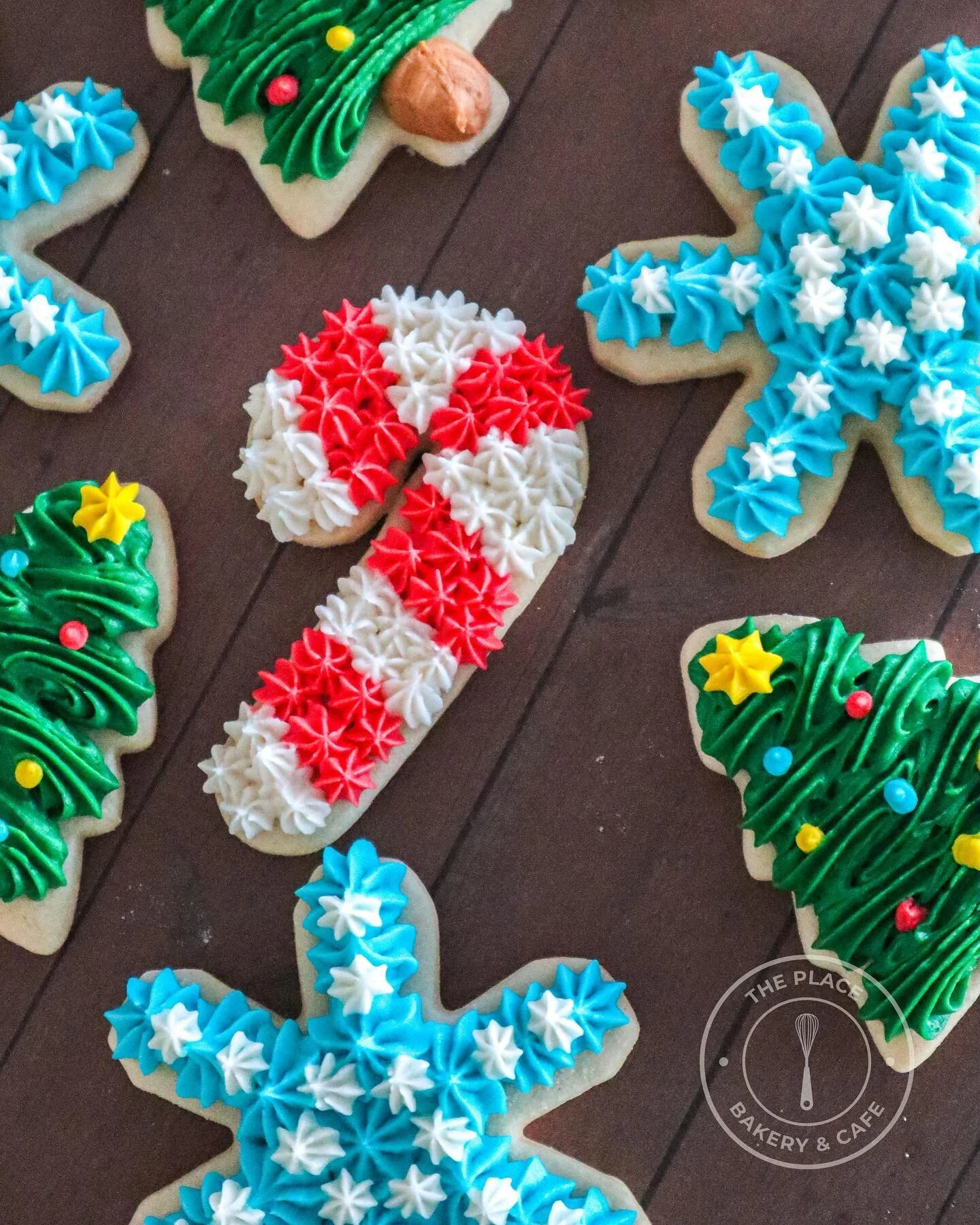The holidays are coming to an end 😭 but at least we can still enjoy what's left of our Christmas cookies.
.
📸 custom holiday Christmas cookies with buttercream frosting 🤤
.
.
.
.
#theplace #theplacesandiego #theplaceoceanside #sandiego #oceanside 