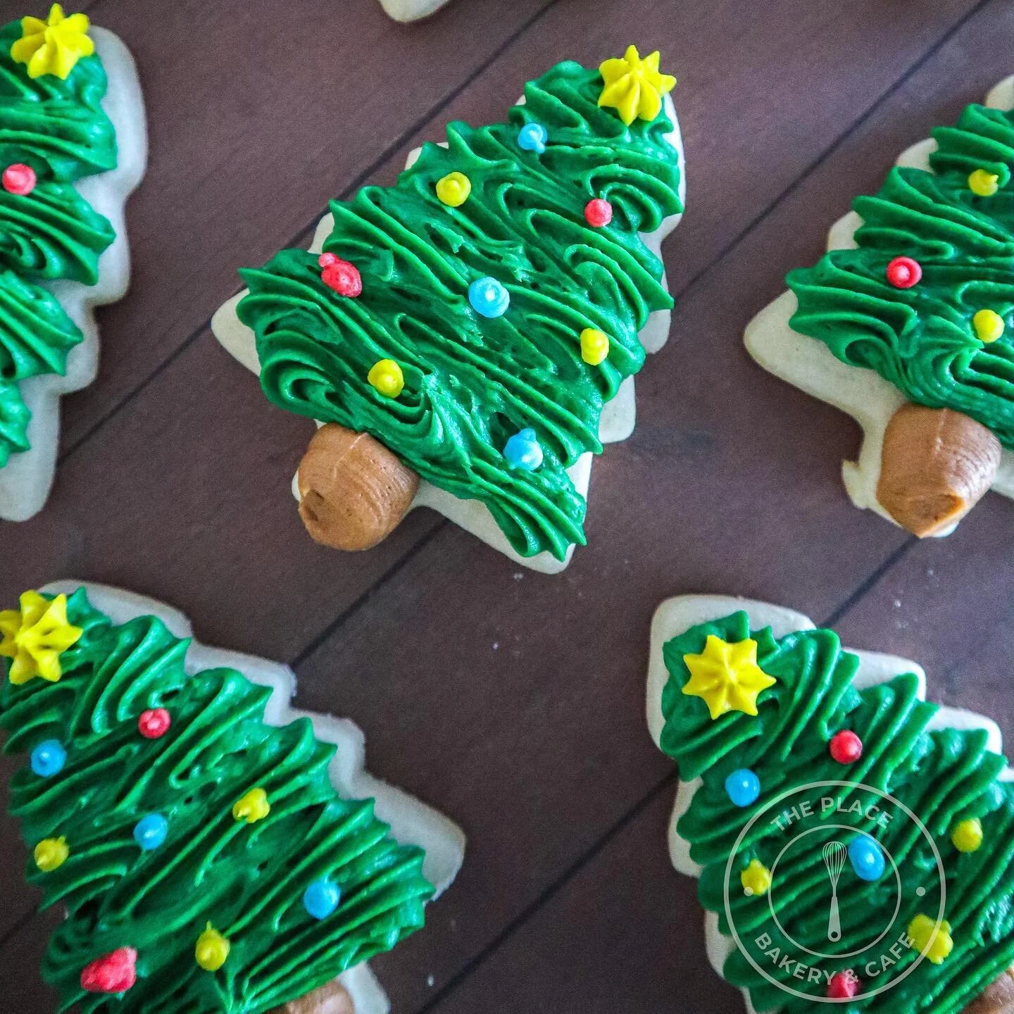 The holidays are coming to an end 😭 but at least we can still enjoy what's left of our Christmas cookies.
.
📸 custom holiday Christmas tree cookies with buttercream frosting 🤤
.
.
.
.
#theplace #theplacesandiego #theplaceoceanside #sandiego #ocean