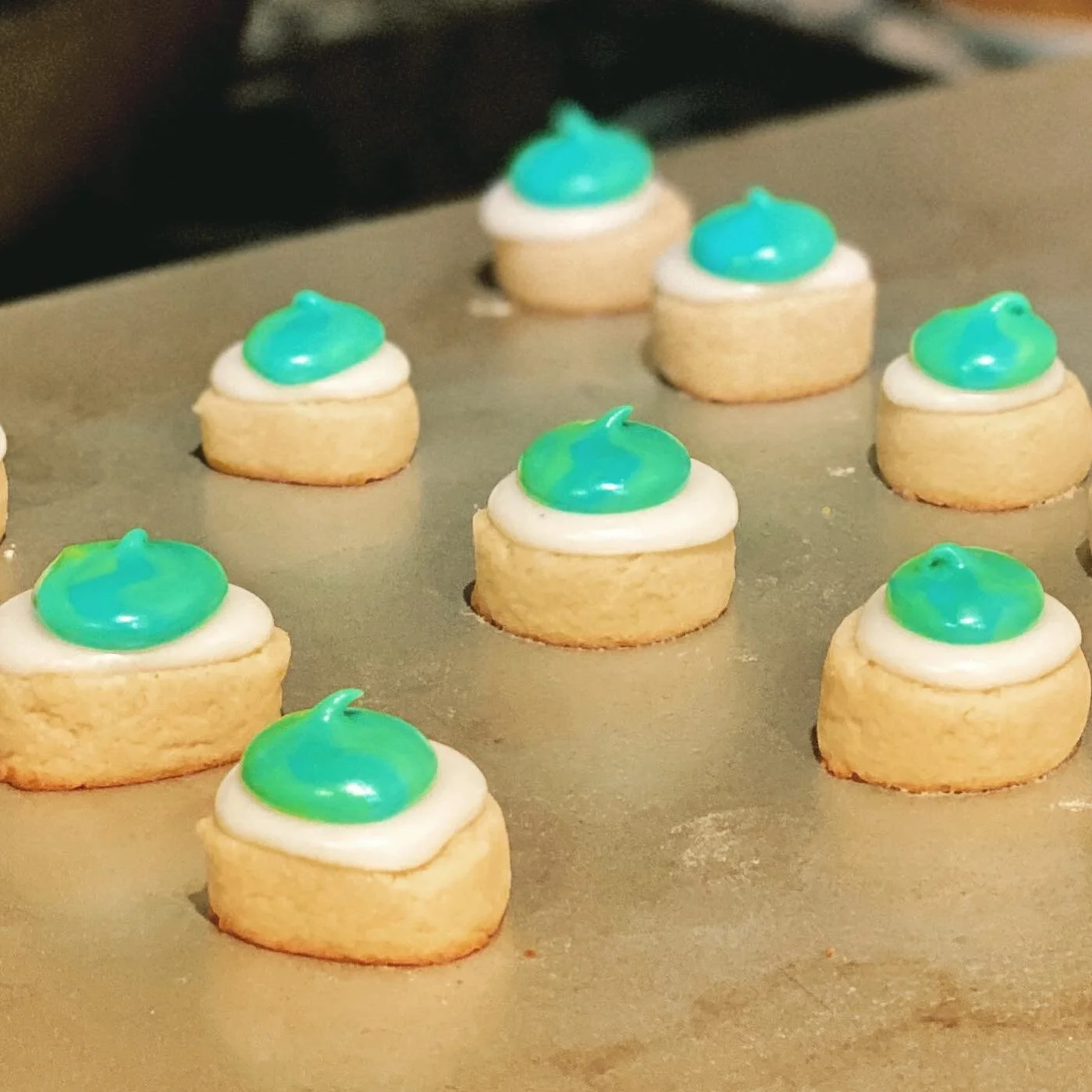 If it&rsquo;s bite size, do the calories really count? 🤷&zwj;♀️😂 
:: Cookie Dots ::
#cookies #smallbusiness #bitesize #sandiego #bakeshop #cookie #cookiesofinstagram #cookiedough #cookiegram #cookiemonster