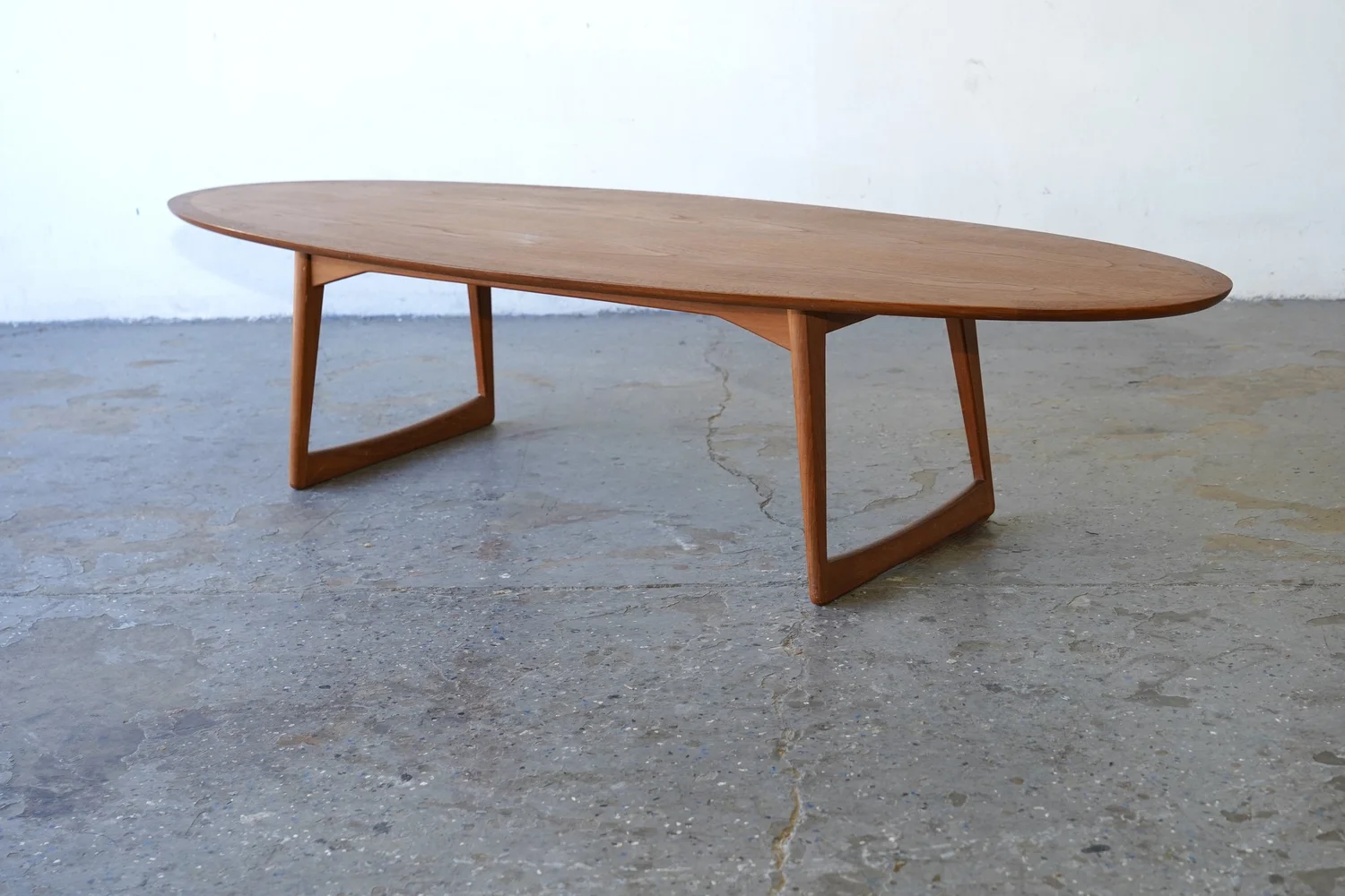GMIK412F○mobilia / モビリア DANISH 北欧ヴィンテージ Danish Modern Moreddi Walnut Surfboard Coffee Table — Mid-Century