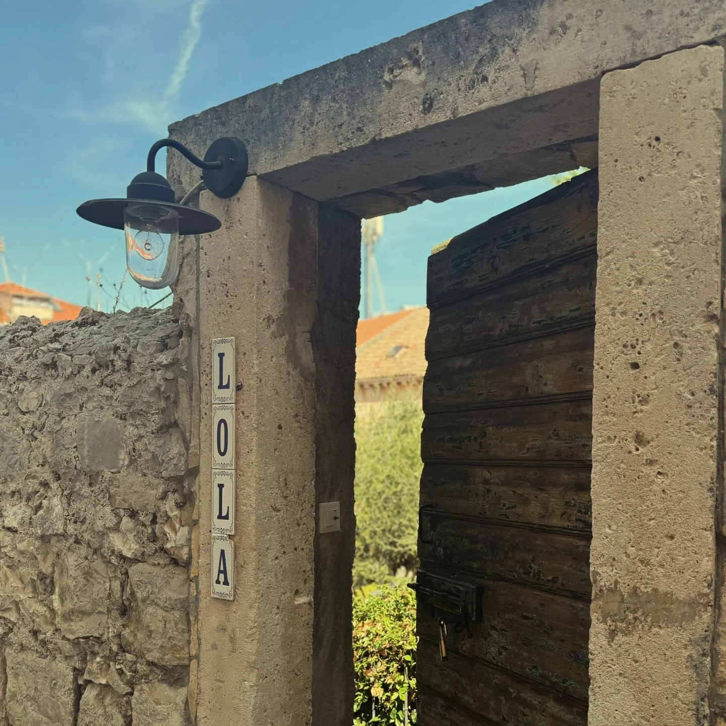 Guess who lives behind these doors &hellip;

#lola #hoplolahop #toybunny #summertales