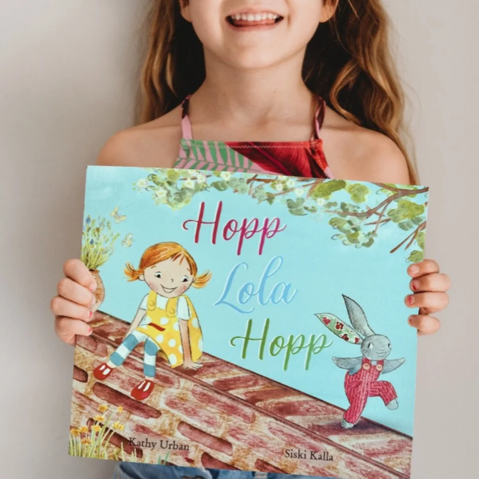 🇩🇪 Hopp! Hopp! Hoppla!!! 
Welch niedlicher Kuschelhase hoppelt denn da aus den Seiten &ndash; und diesen Sommer in deutsche Buchhandlungen (und hoffentlich auch bald in die Herzen junger Leser/innen und Geschichtenliebhaber)?

Viele von euch haben 