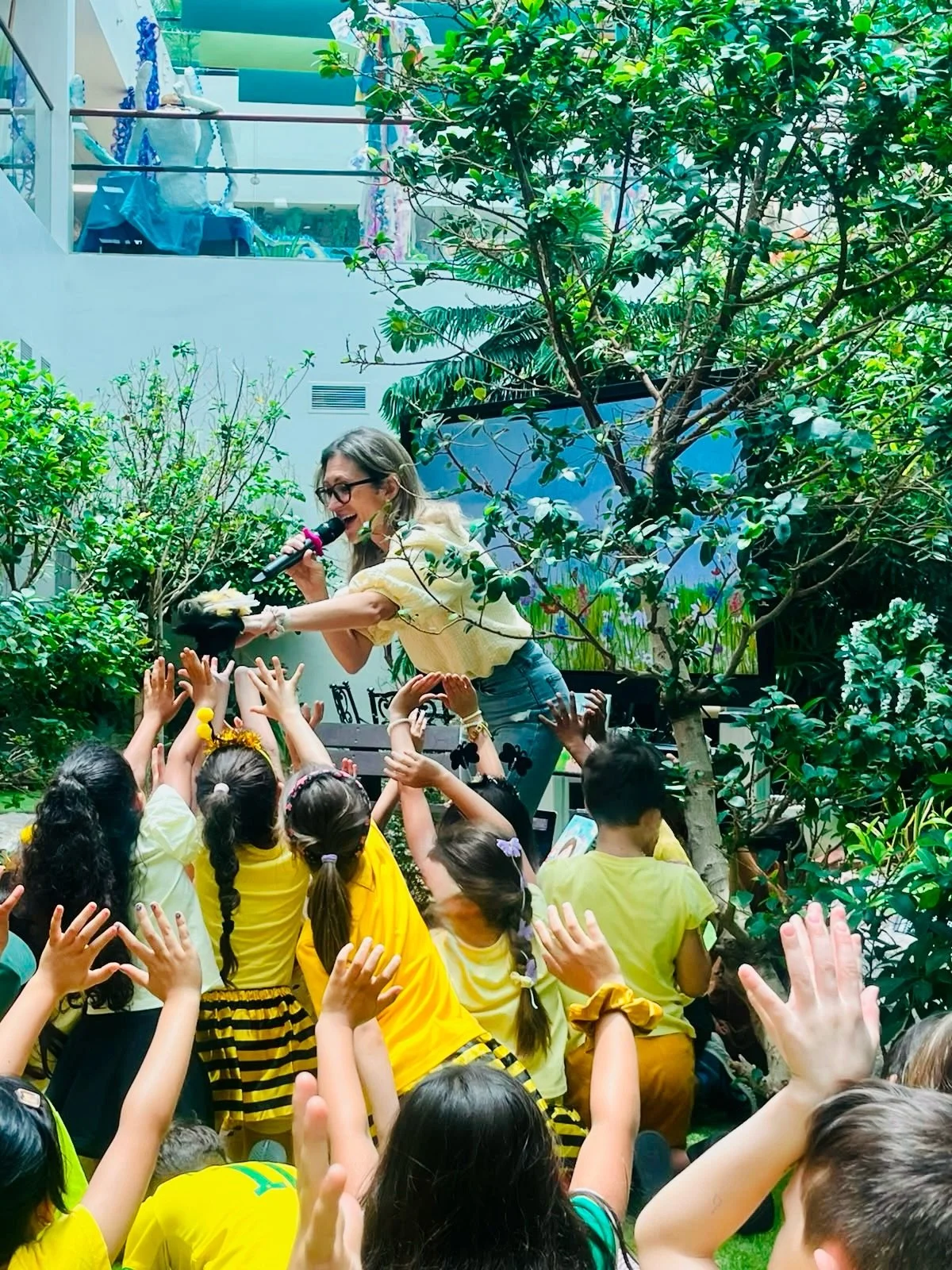 Hello @arbordubai ! It&rsquo;s so nice to finally 🐝eee with you !

What better way to celebrate #worldbeeday than by taking my little bee on a road trip around Dubai to share her story, featuring a very happy ending thanks to the kind actions of a y