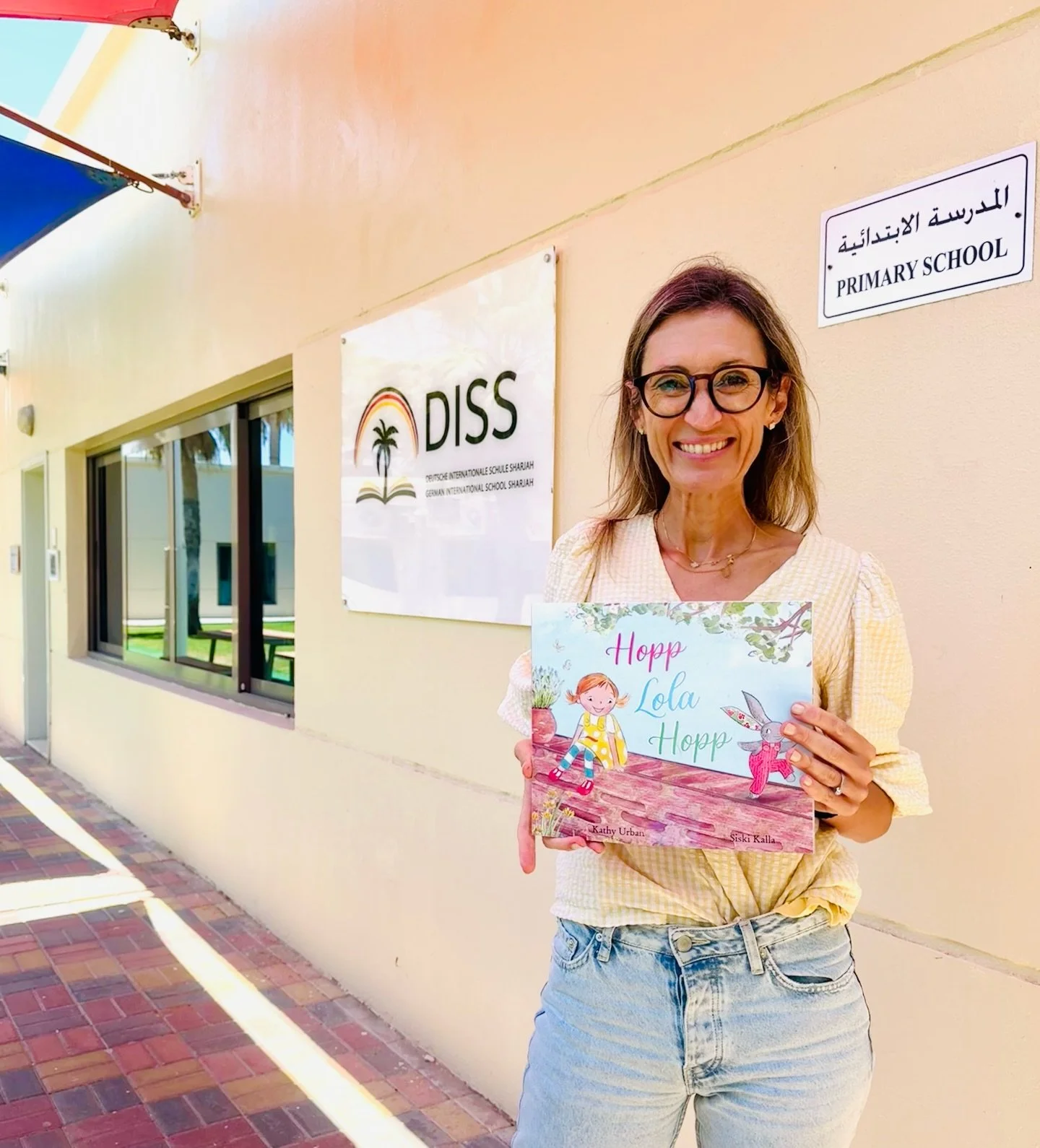 🇩🇪Und da ist sie &hellip; Lola und ihr nagelneues Kinderbuch &ndash; mit einem fr&ouml;hlichen Hoppeldi-hopp direkt zu ihrem ersten Schulbesuch an der @dissharjah heute fr&uuml;h!

Es war uns eine gro&szlig;e Freude, den Kindergarten sowie die erst