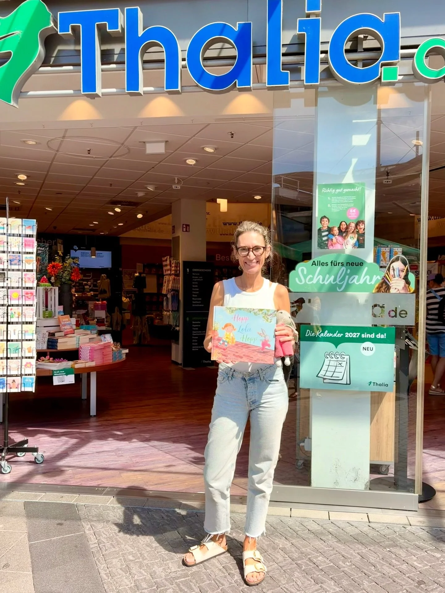 Heute gab es einen kurzen Besuch bei unserem lokalen Thalia im Main Taunus Zentrum Sulzbach @thalia_maintaunuszentrum 

Lola ist die Rolltreppe hochgehoppelt und hat ab sofort ihren Platz bei den Kinderb&uuml;chern gefunden.

Und wir haben noch eine 