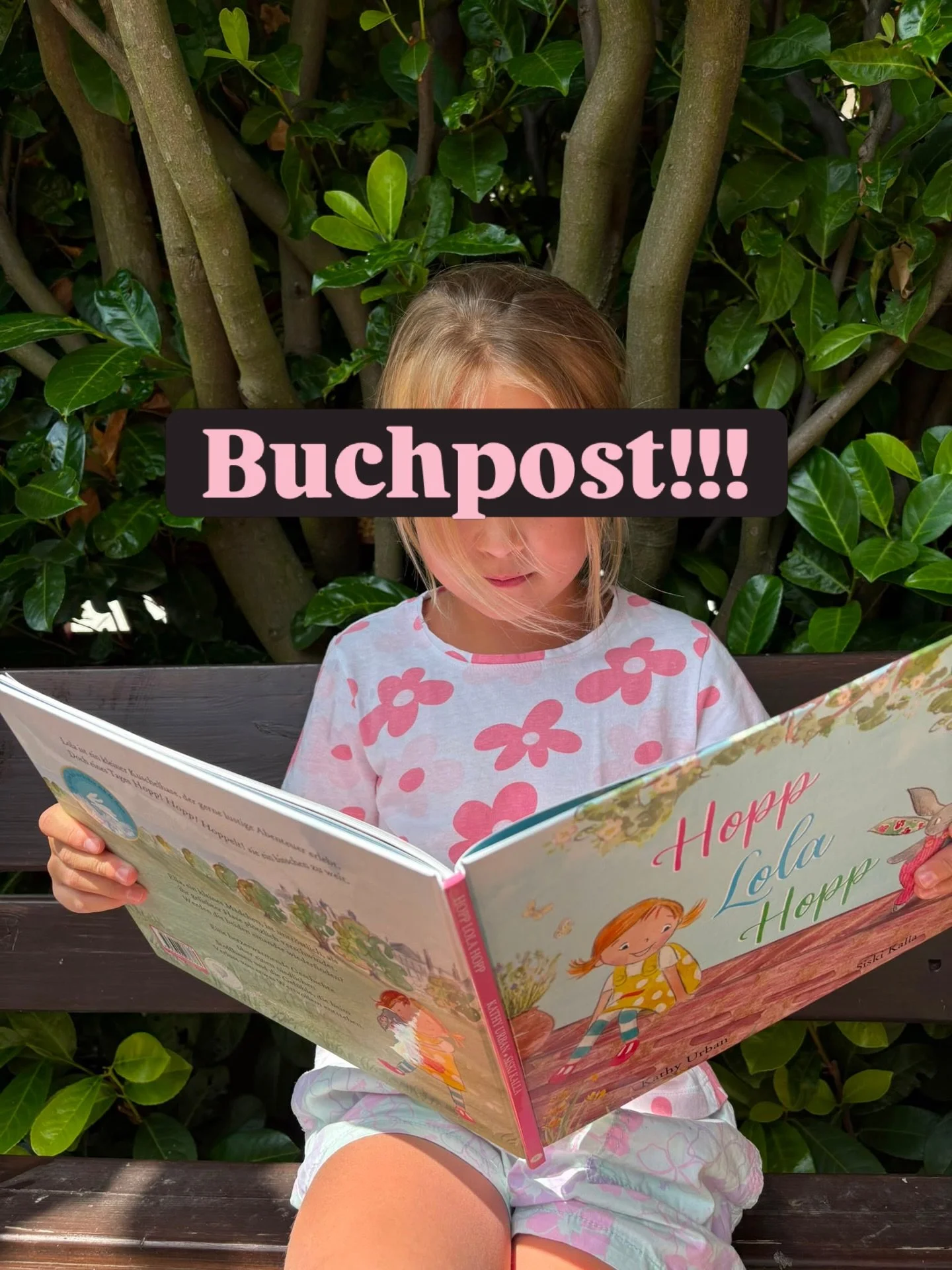 Buchpost!!!📚🐰 
Lola hoppelt seit letzter Woche nun endlich auch in deutsche B&uuml;cherregale und hoffentlich in die Herzen vieler junger Leserinnen und Leser. 

Habt ihr Hopp Lola Hopp schon zu Hause? Wie hat euren Kindern die Geschichte gefallen?