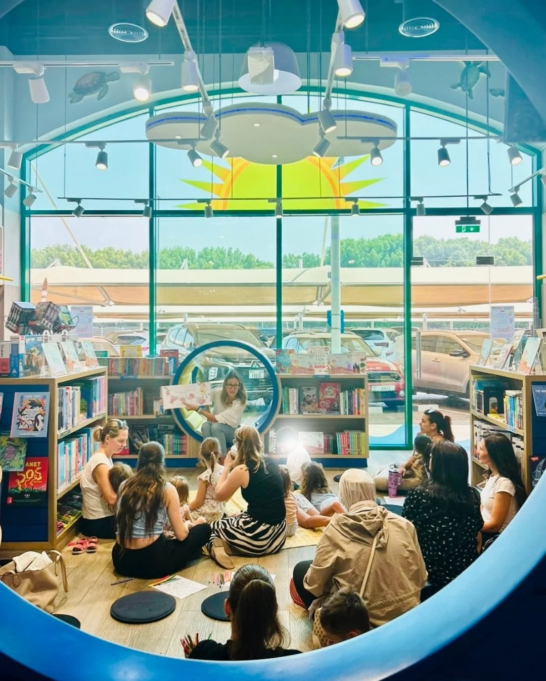 🇩🇪🐰 Mit einem fr&ouml;hlichen &bdquo;Hoppel-di-Hopp&ldquo; gab es am Samstag einen kleinen Vorgeschmack auf Lolas Kuschelhasen-Abenteuer bei @bookwormdubai &ndash; ganz und gar f&uuml;r unsere deutschen Familien in Dubai.

Und es war genau so, wie