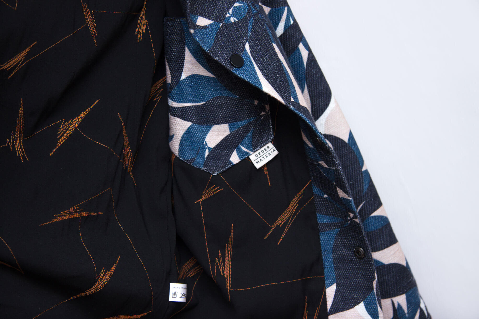 Lining detail of Order Materia's Men’s ‘Miami Leaf’ Barkweave Blue black white Cotton Jacket. Casual Box Cut.