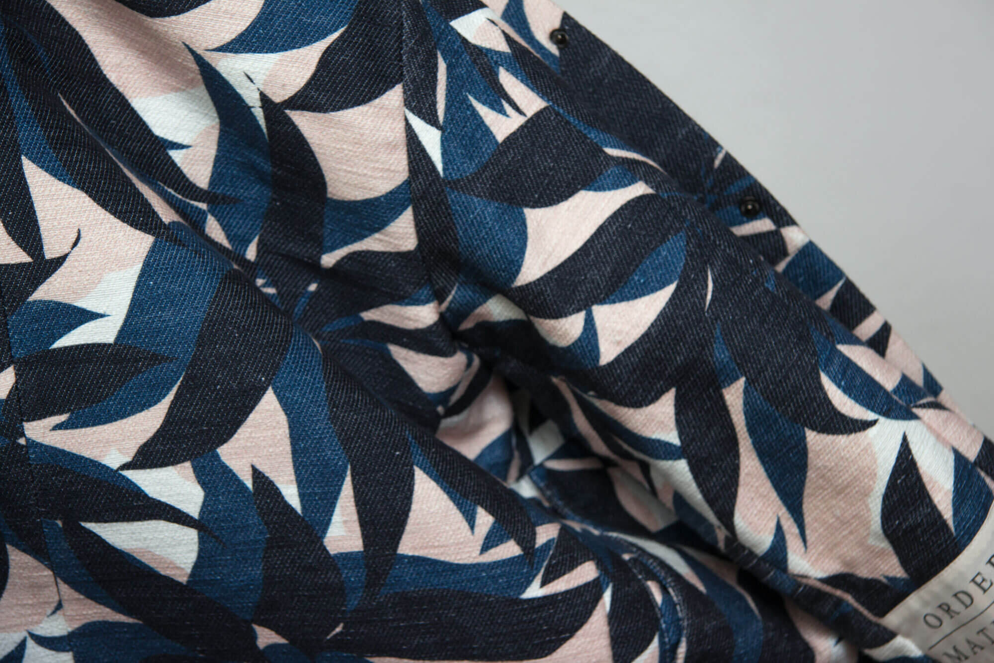 Detail of Order Materia's Men’s ‘Miami Leaf’ Barkweave Blue black white Cotton Jacket. Casual Box Cut.