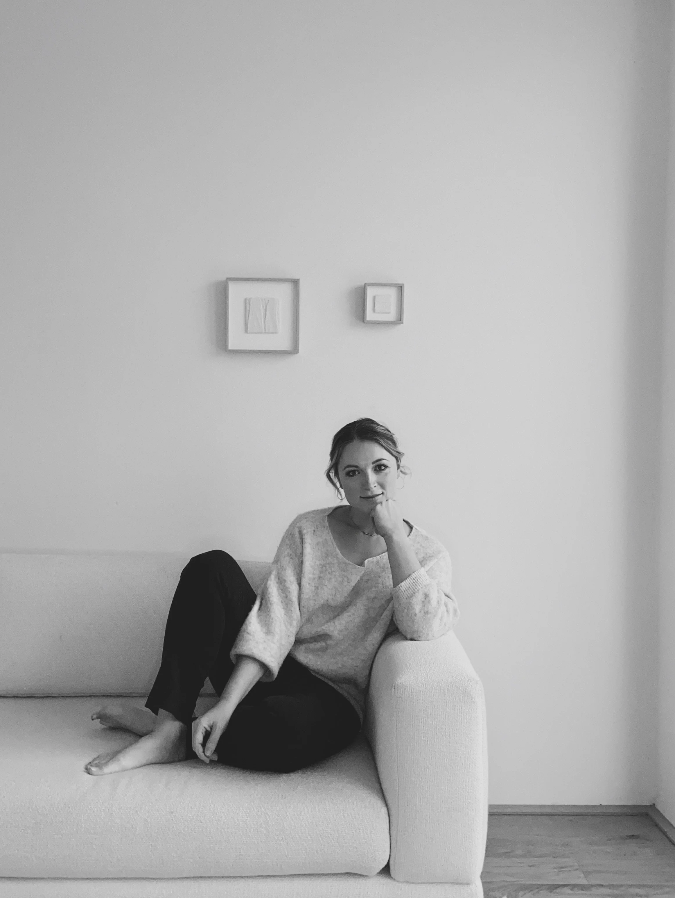 A female artist's potrait in black and white.