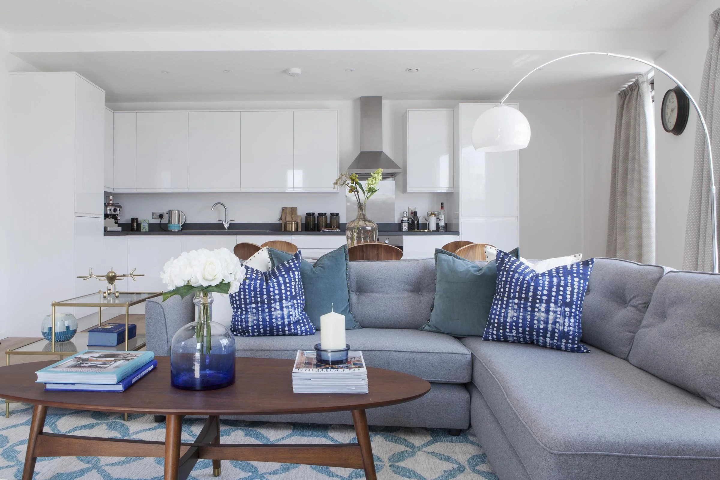 Кухня-гостиная 16 кв. Бело серая кухня гостиная. М. Кухня с белым диваном. Интерьер маленькой квартиры.