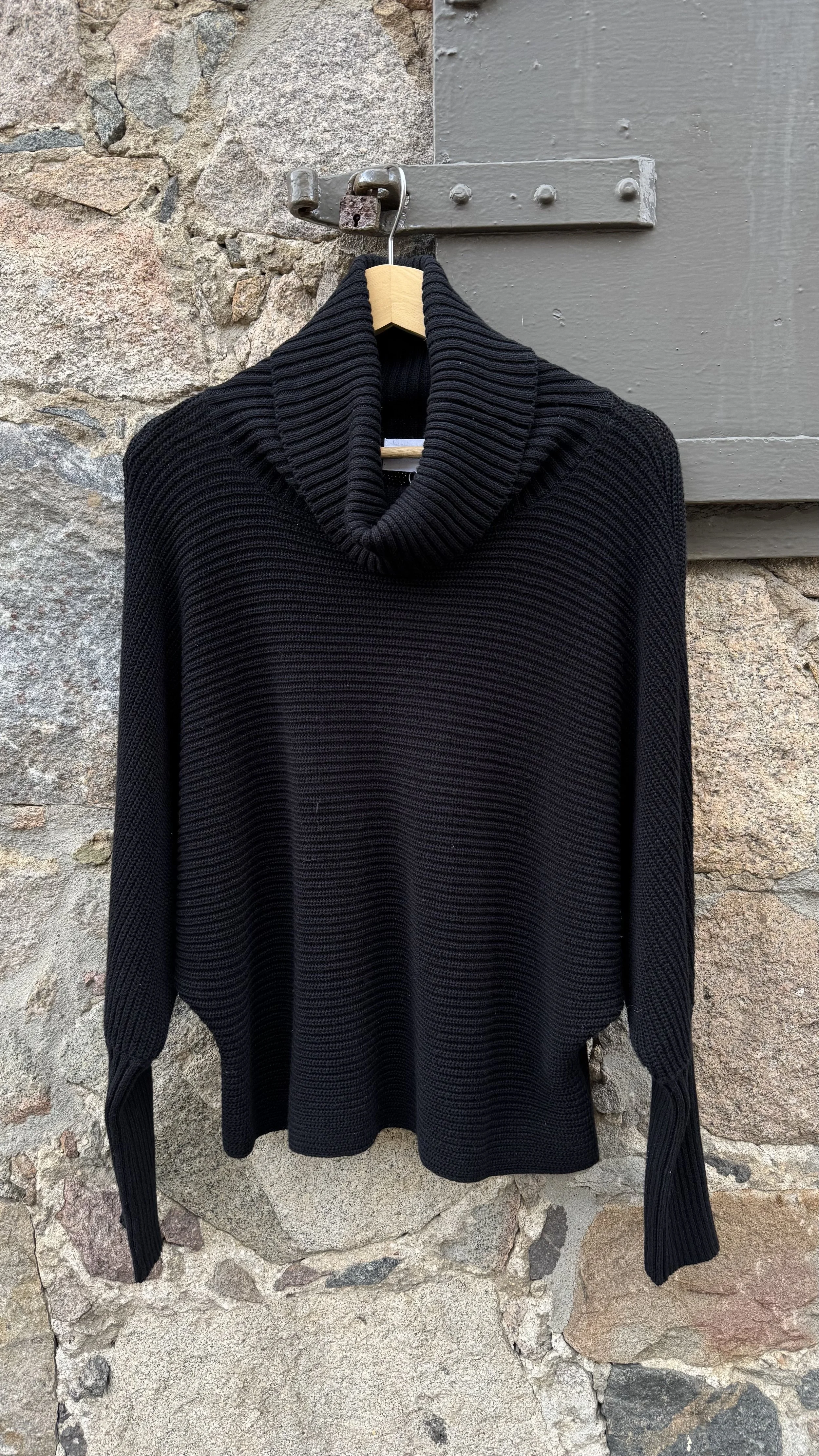 Martha Ponchogenser høyhals.jpeg