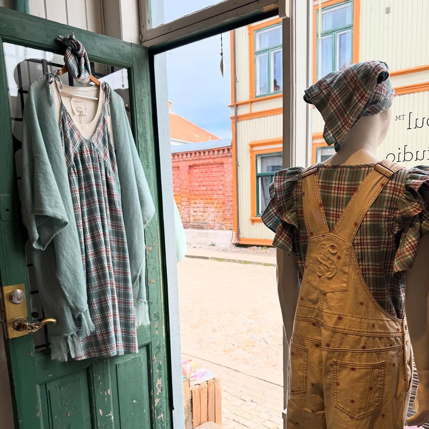 Visste du at vi har &aring;pent hver s&oslash;ndag hele &aring;ret? 
Og det har forresten alle spisesteder, kaf&eacute;er, gallerier og butikker i Gamlebyen ogs&aring;! Ta turen hit da vel 💕
Velkommen til oss fra 12-16 🌻🛍️👗