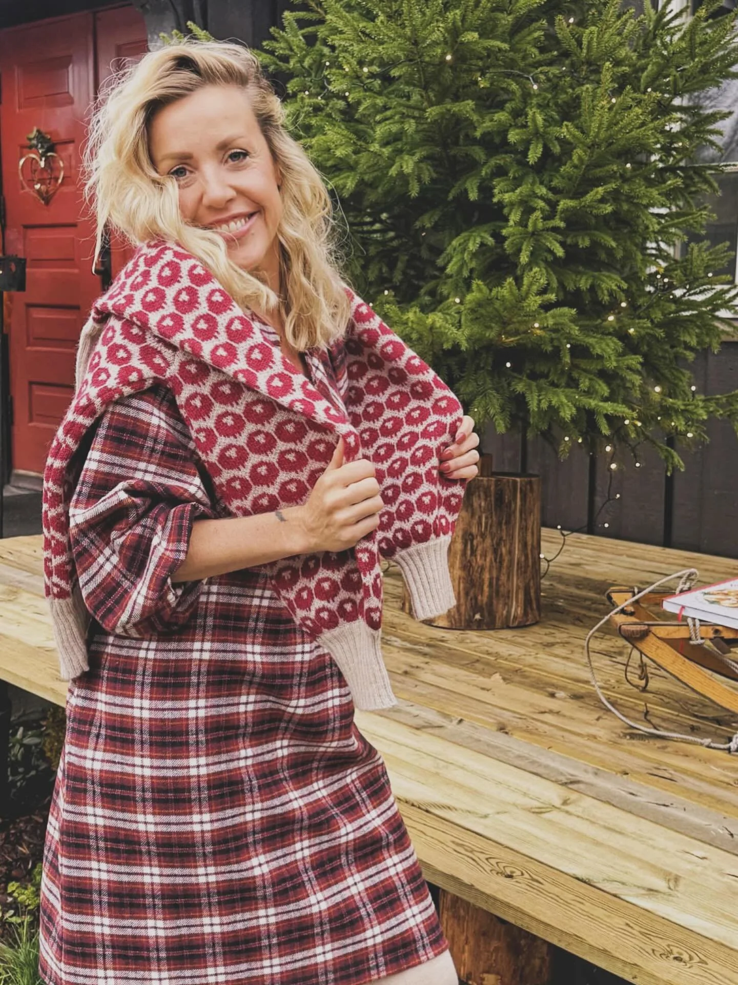 Tusen takk for en aldeles nydelig helg i Gamlebyen med nydelig kunder og magisk julestemning 🎄 
Vi starter uka med fineste @hverdagslykkelise i Anette kjolen og Ada saue genser &hearts;️🐑🙏🏻 H&aring;per dere alle f&aring;r en aldeles nydelig uke ?