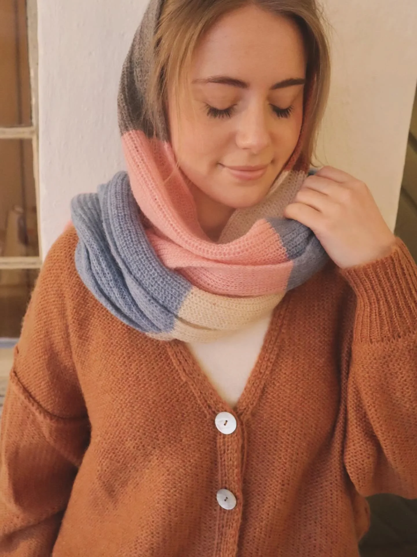 Suger and spice and everything nice 🧶🌸💕 
Milli jakke i fargen Spice og Millie skjerf i striper, n&aring; i Sister Soul Shop og i nettbutikken v&aring;r 🛍️