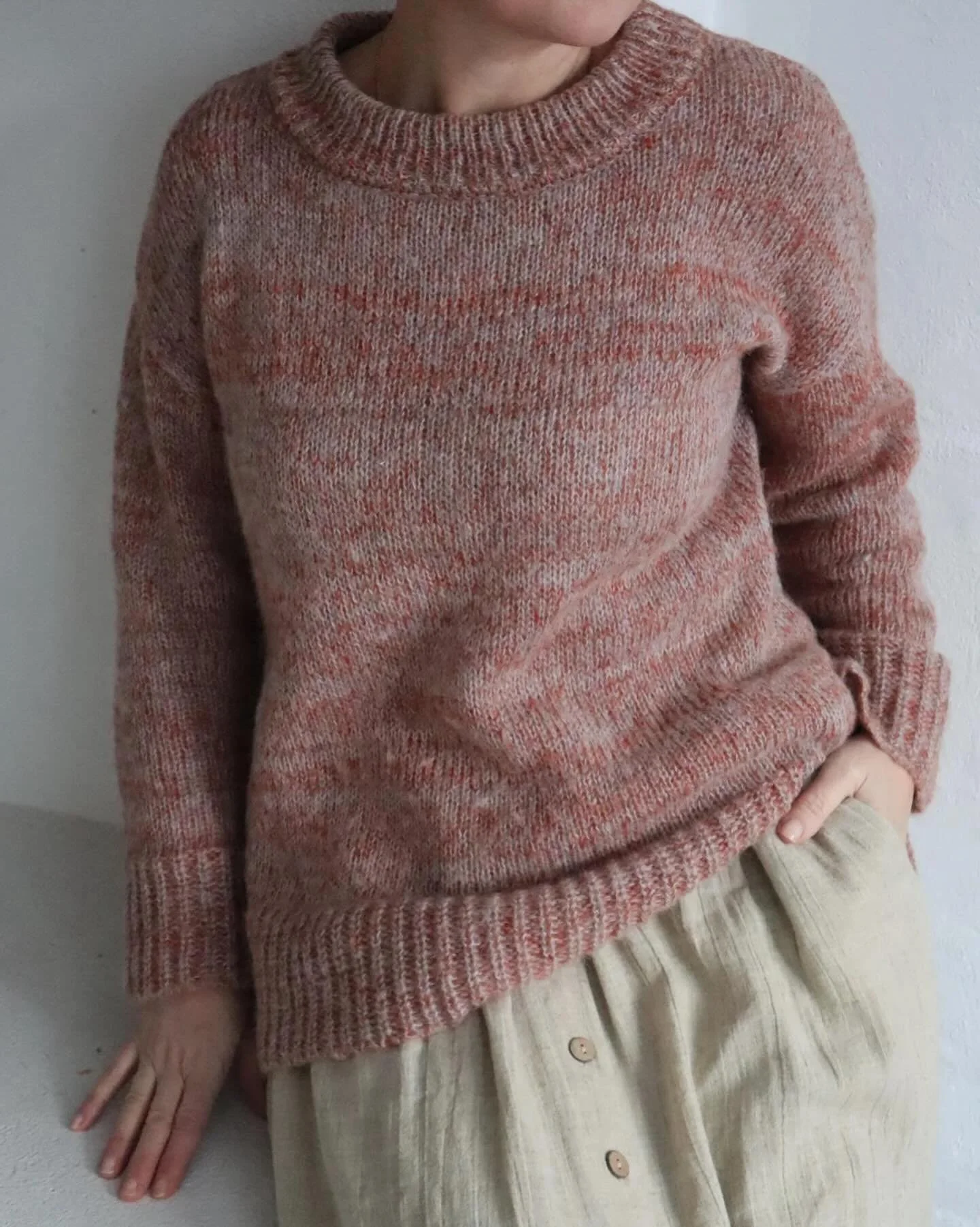 Det enkle er ofte det beste 🥰
Saga Genser med h&oslash;ye splitter i deilig ullmix og Alva skj&oslash;rt i nydelig viskose og lin passer perfekt p&aring; en s&oslash;ndag 🧶💕🧵