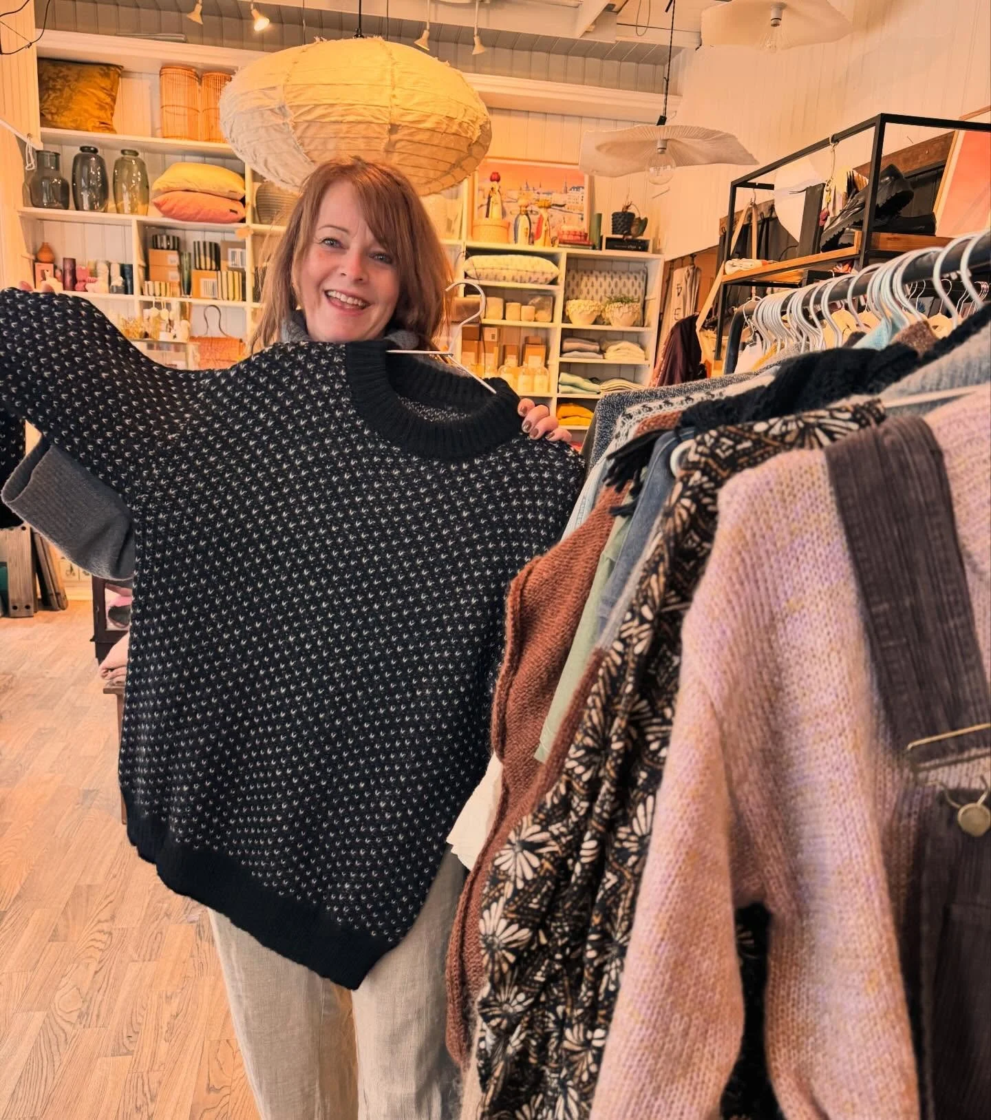 P&aring; bes&oslash;k hos fineste Susanne og @alletidersbutikk i Halden i dag med h&oslash;st 26 🍁🧶🧣 Og dere, n&aring; kommer vi med v&aring;r f&oslash;rste unisex modell! Det er broren til Maja og heter Birk 🥰 S&aring; fra h&oslash;st 26 kan gut