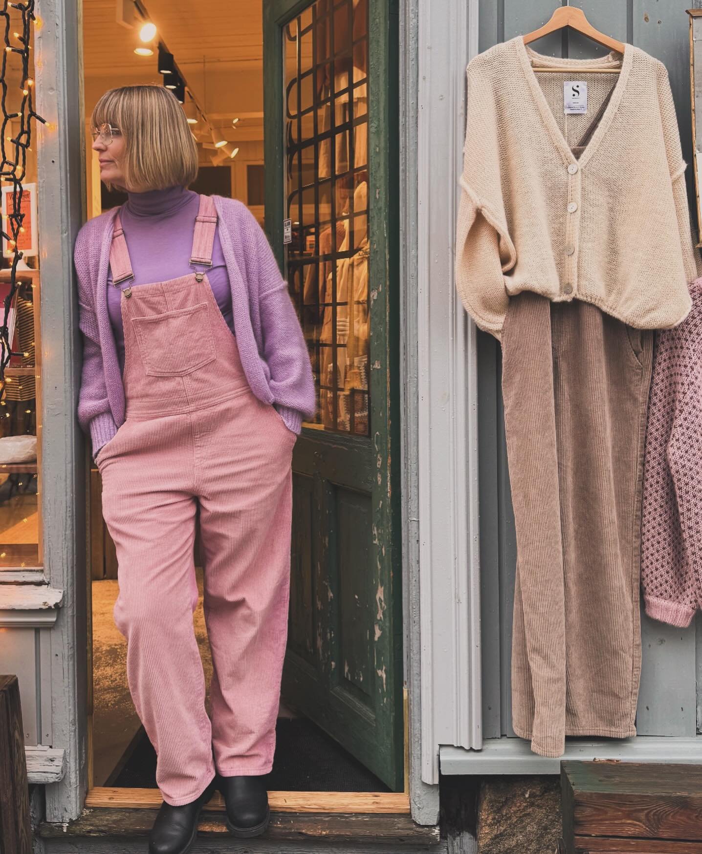 Gj&oslash;r som @k_ulfeng 💕😍🪁Putt litt farge p&aring; hverdagen Soul Sister&rsquo;s 🌈 
Her i Astrid snekkerbukse som kommer i nye farger til h&oslash;sten 🥰 Kommenter under hvilke farger dere &oslash;nsker dere 👇🏼🙏🏻