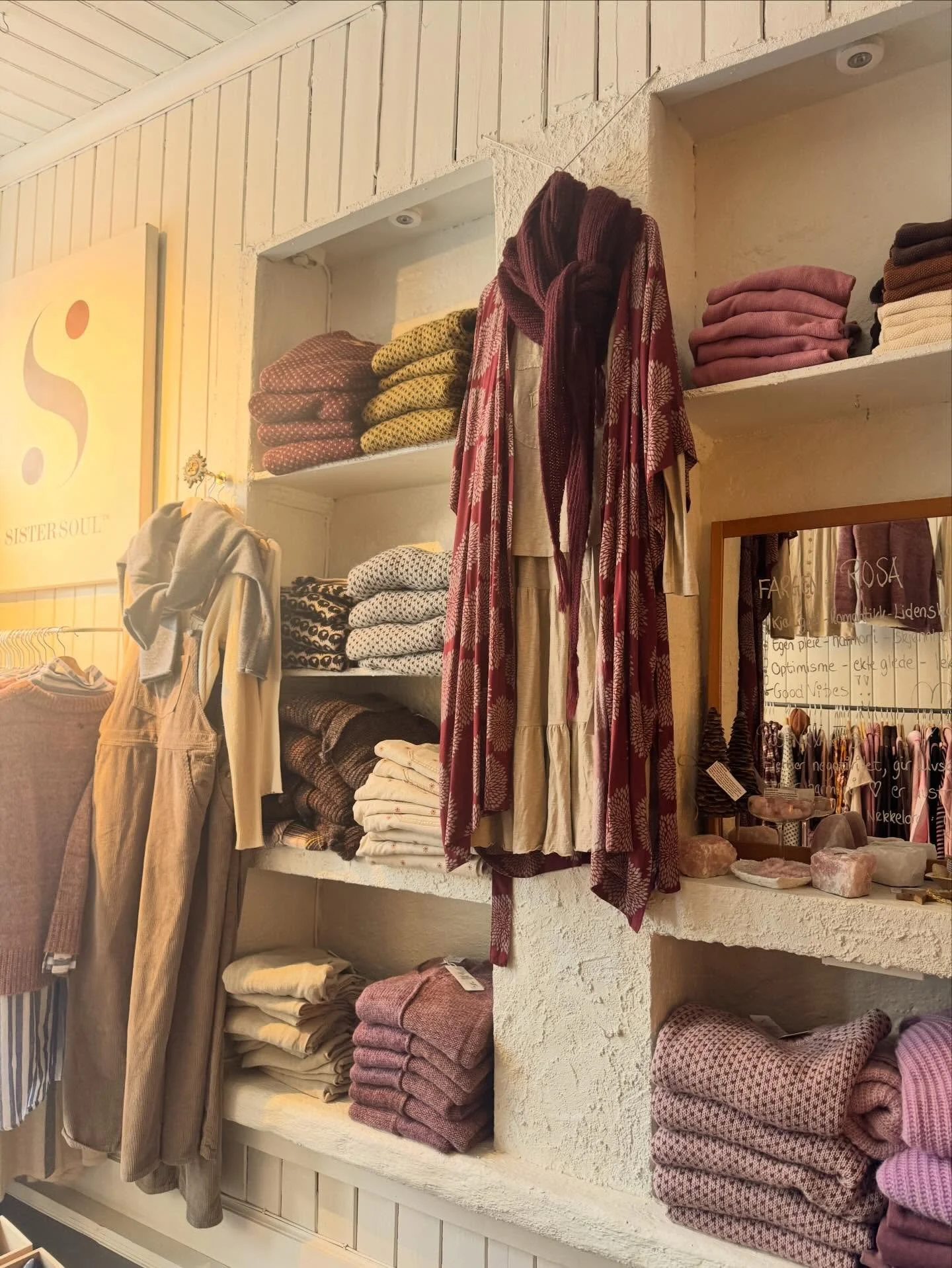 Helg i Sister Soul Shop 🥰Velkommen til oss l&oslash;rdag fra 11-16 og s&oslash;ndag fra 12-16 🛍️🌸💋 Anette er p&aring; plass 🥰 Ta deg en tur da vel 😘
