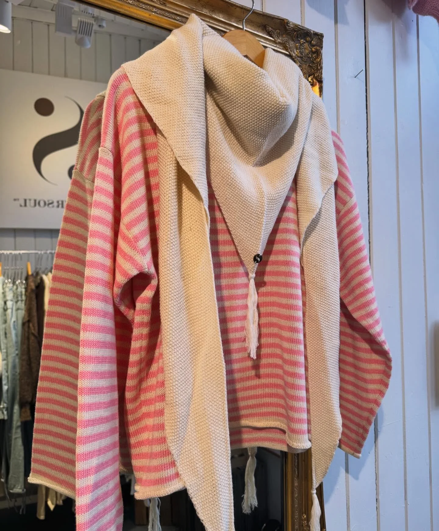 Hei Februar 🌸🤗💕Du er S&Aring; varmt velkommen! 
Nyhetene str&oslash;mmer p&aring; og Marielle genseren lander traks i Sister Soul Shop i nye v&aring;rfarger 🥰 Det er skikkelig glade farger p&aring; vei inn og denne rosa er bare magisk fin 🍬 Her 