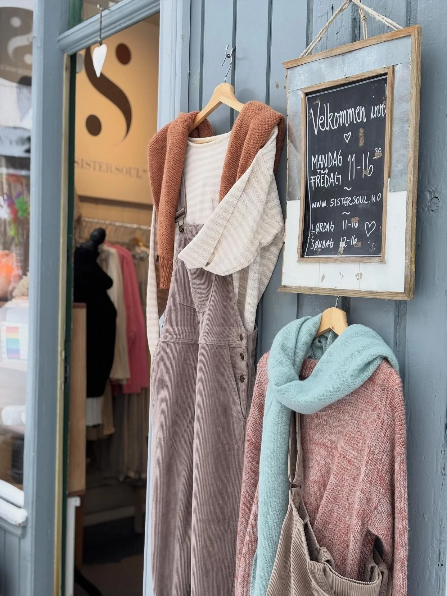 Velkommen til oss i helgen🤗
Vinter ute, v&aring;rlig stemning inne 🌼🌿💕 
L&oslash;rdag 11-16 og s&oslash;ndag 12-16 🛍️