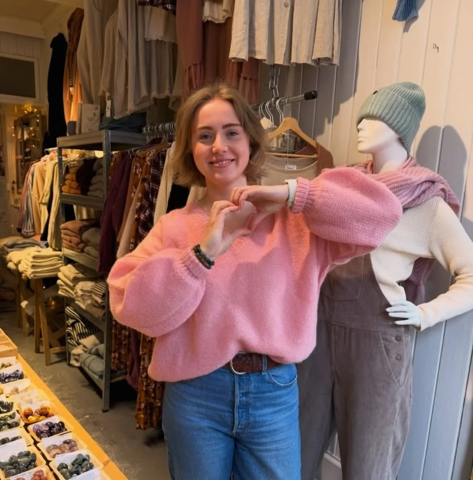 Will you be my valentin? 💕 
N&aring; kan du f&aring; Mille genser i rosa i v&aring;r nettbutik og i Sister Soul Shop til en hyggelig pris denne valentinhelgen 🛍️🌸💕