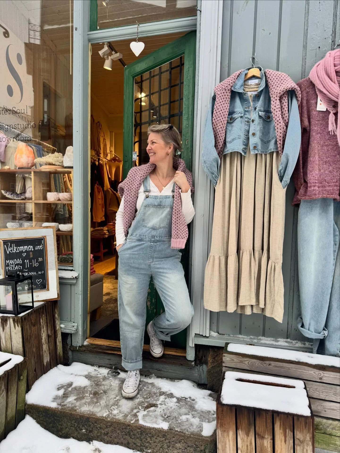 Hurra🎉 Astrid snekkerbukse er tilbake 💕 
N&aring; i den mykeste jeans kvaliteten du kan tenke deg 🥰 
Kommer fra xs til xl 🛍️ Jeg har p&aring; str xs og bruker vanligvis str 38 i underdeler 😘 S&aring; litt p&aring; plusssiden i str s&aring; vet d