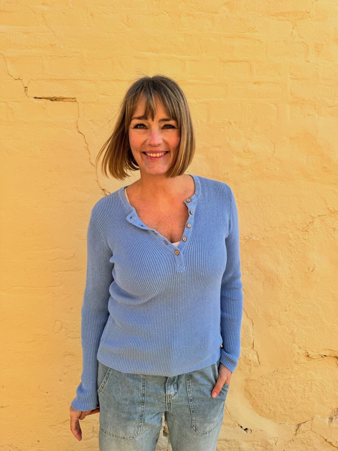 Tessa Genser i fargen Serenity Blue 😍 
Herlig bestefargenser i ribbestrikket bomull og lin og med kokosn&oslash;tt knapper 🥥💕