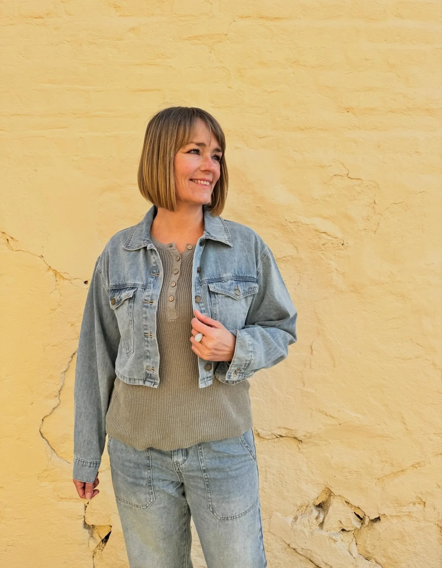 Vi starter helgen med Astrid cropped denim jacket , Tessa genser i salvie gr&oslash;nn  og Anette denim pant 🫶🏻 
Comfy og Cool 🥰 Akkurat som vi liker det 😘