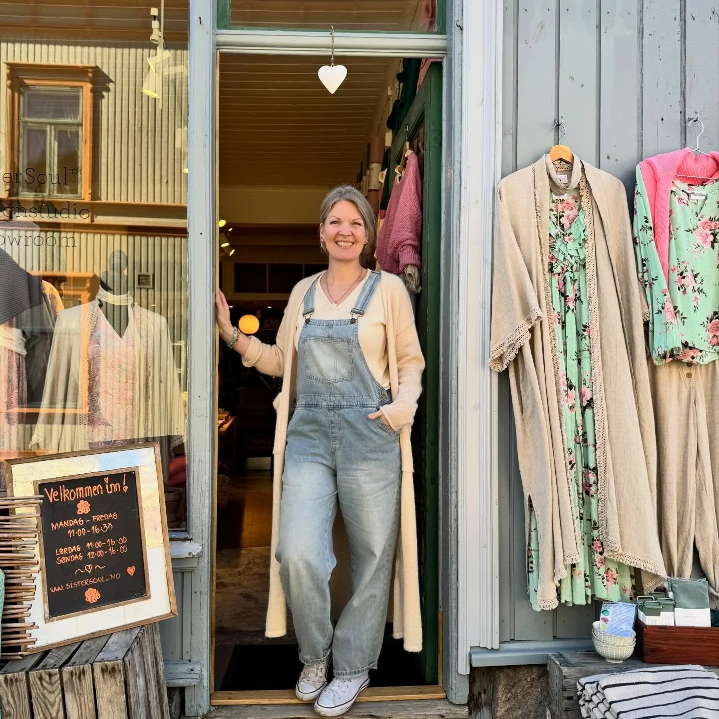 Velkommen til oss i helga Soul Sister &amp; Soul Brothers 🛍️🌞💕 L&oslash;rdag er @frimarkedet_i_gamlebyen p&aring; plass p&aring; Kongens Torv og s&oslash;ndag kommer @bondensmarkedoslo tilbake og det er s&aring; stas! Og i Sister Soul Shop kj&osla