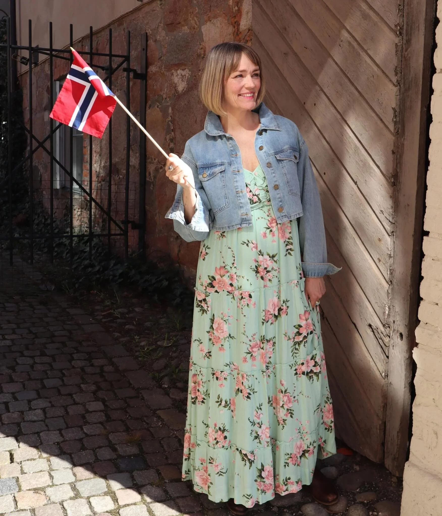 "Tenk  at n&aring; er dagen her som jeg har lengtet etter, jeg skal g&aring; i toget og jeg er s&aring; glad" 🇳🇴🎶 
Ikke  17 mai helt enda, men det n&aelig;rmer seg og vi har 17 mai antrekket Soul Sister&rsquo;s 👗🌸🥳 
Sister Soul Shop e