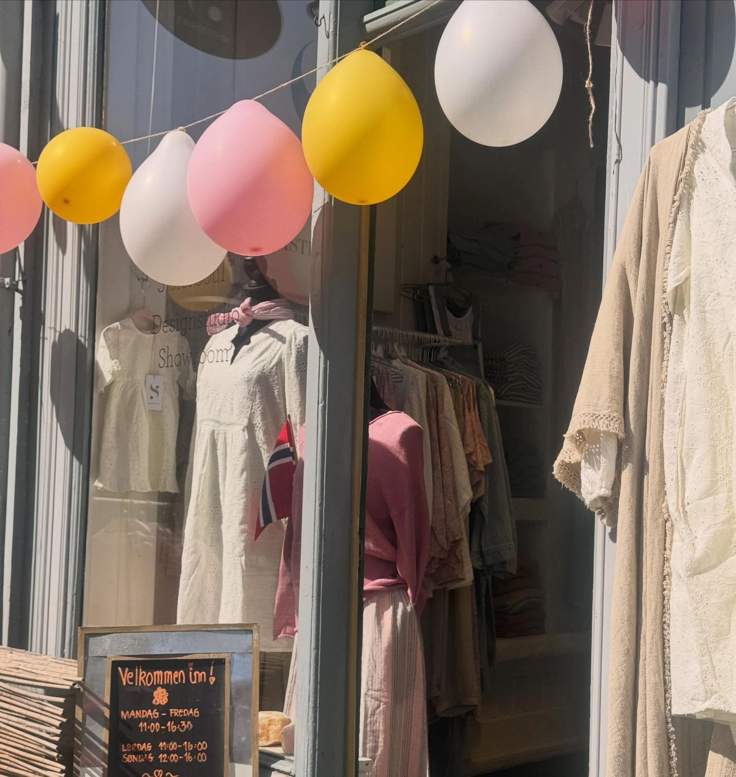 Vi fortsetter bursdagsfeiringen i Sister Soul Shop gjennom hele helgen 🌸🛍️🥳 🎈 
20% p&aring; alle omg&aring;ende varer 🤩Velkommen til en herlig helg i Gamlebyen ☀️ L&oslash;rdag 11-16 og s&oslash;ndag 12-16 🛍️