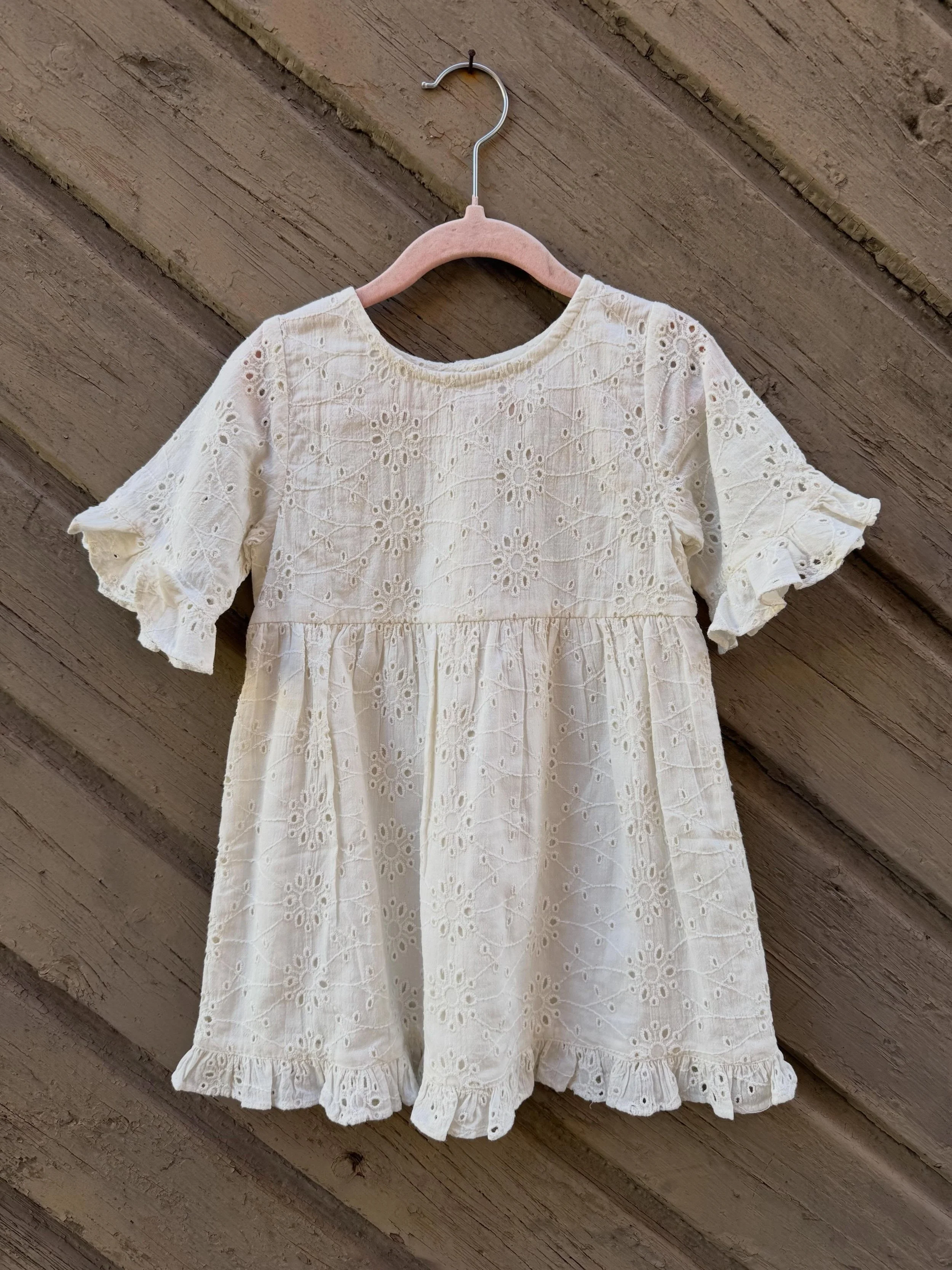 Til lille s&oslash;ster 👧🏽 ✨🌸 
Sommerens Little Sister Dress er her 🫶🏻 
En variant i engelsk blonde i 100% bomull og en i stripete lin/viskose blanding i nydelig pastell farger 💋