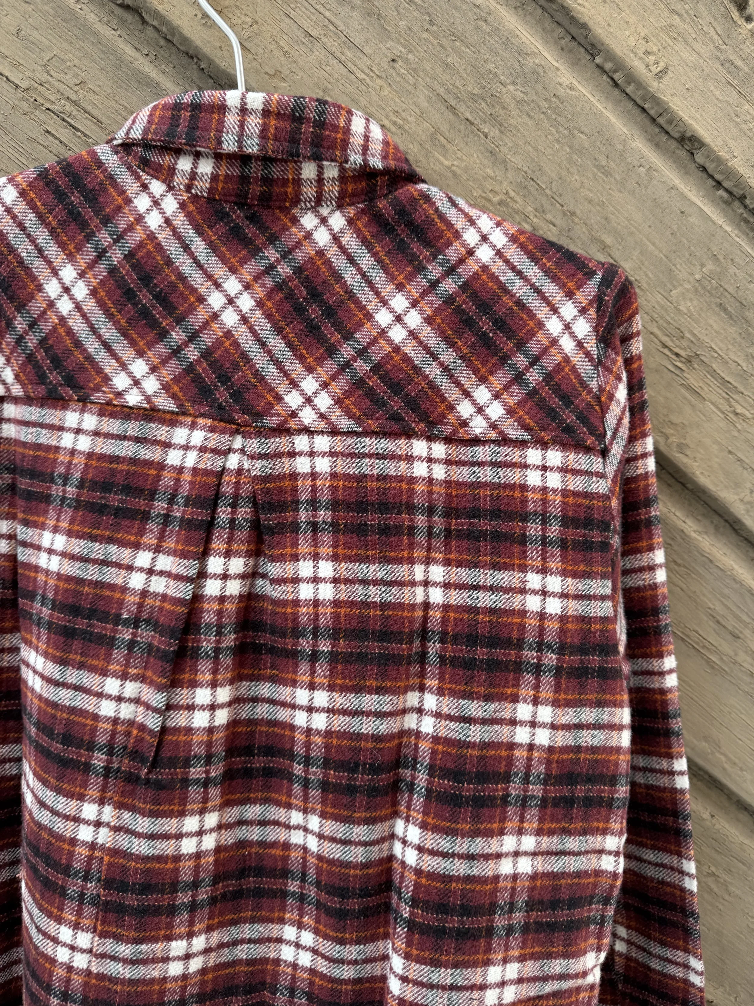 Pixie Shirt vinrød detalj bakside.jpeg