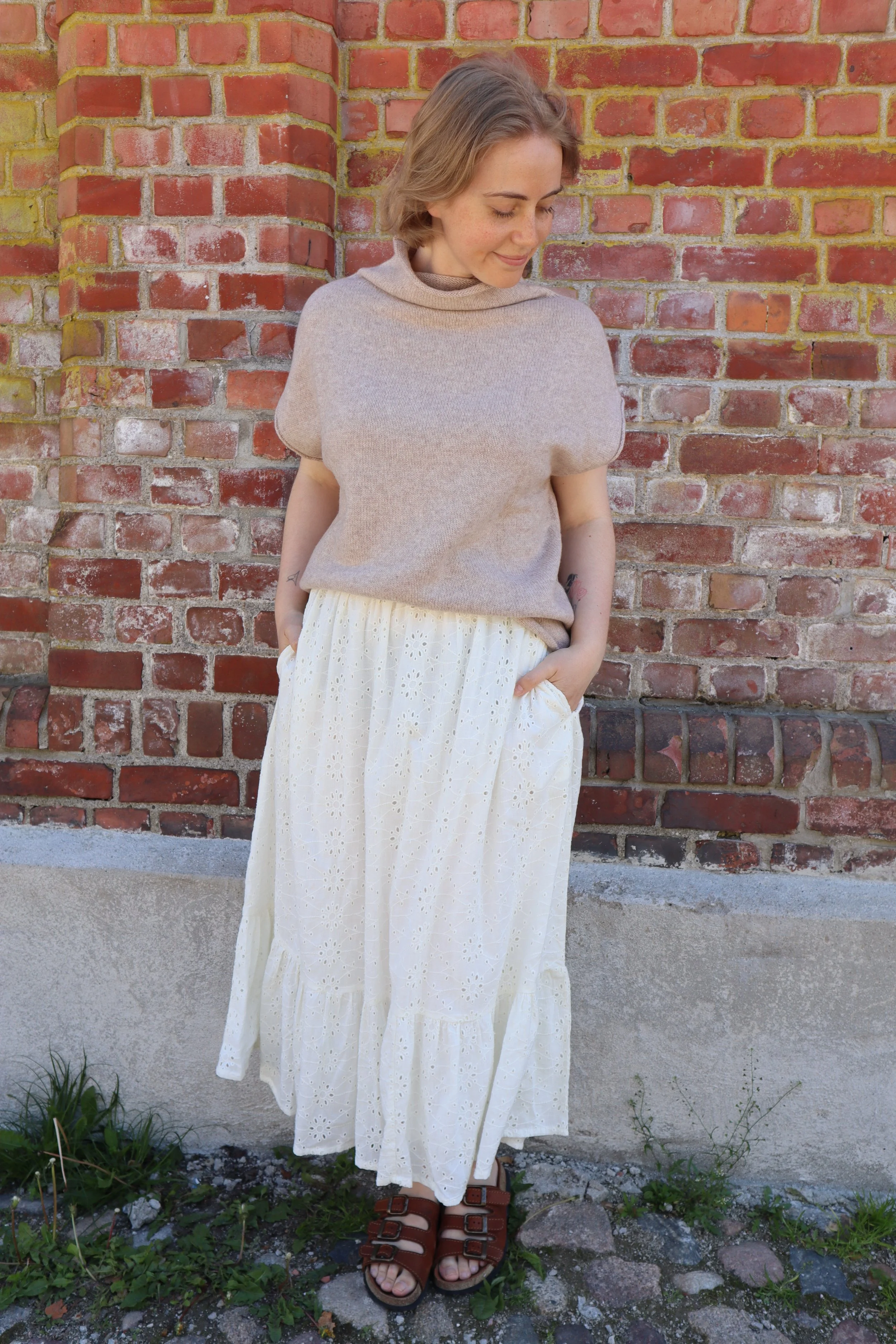 Nova Poncho frg beige med bella skjørt.JPG
